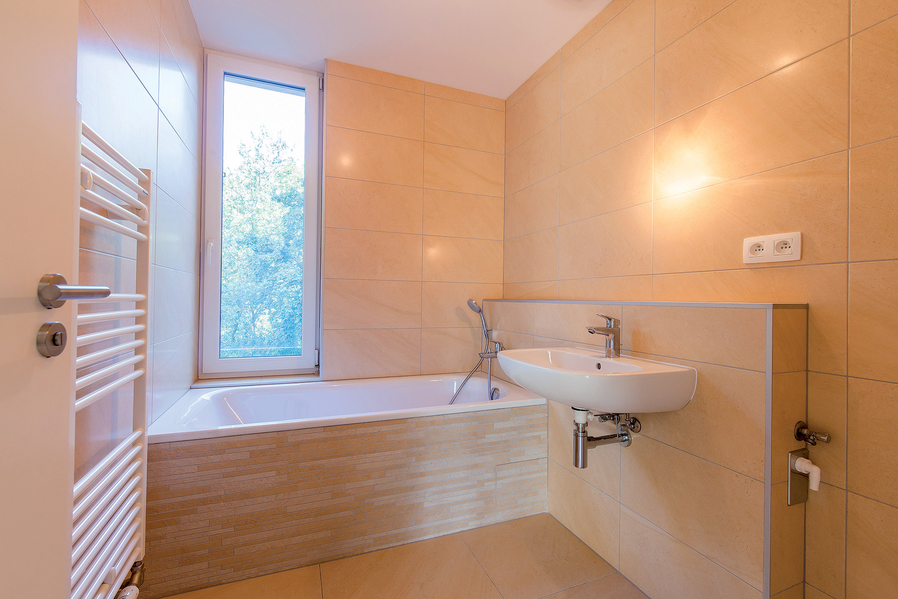 Okno v kúpeľni a skutočne obytné balkóny sú detaily, ktoré posúvajú bývanie o úroveň vyššie.