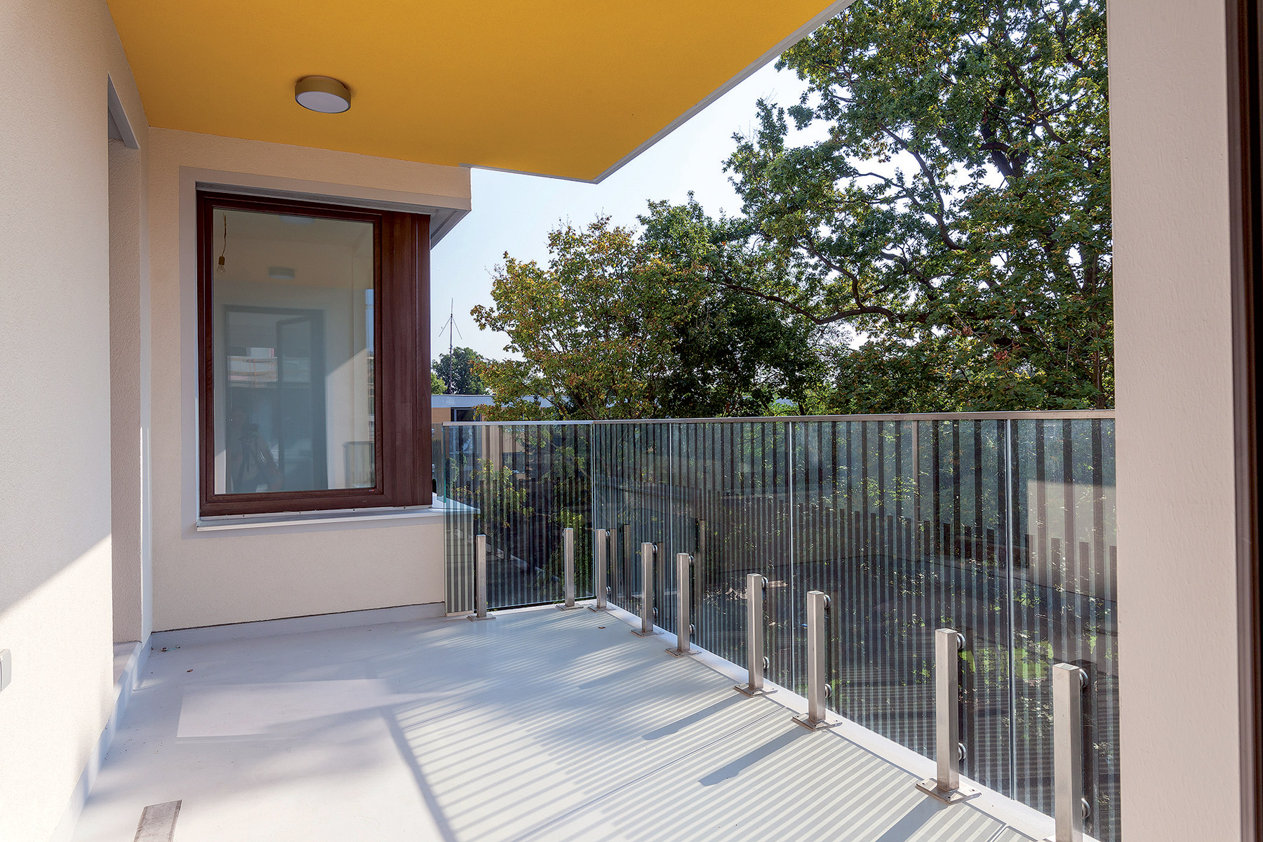 Okno v kúpeľni a skutočne obytné balkóny sú detaily, ktoré posúvajú bývanie o úroveň vyššie.