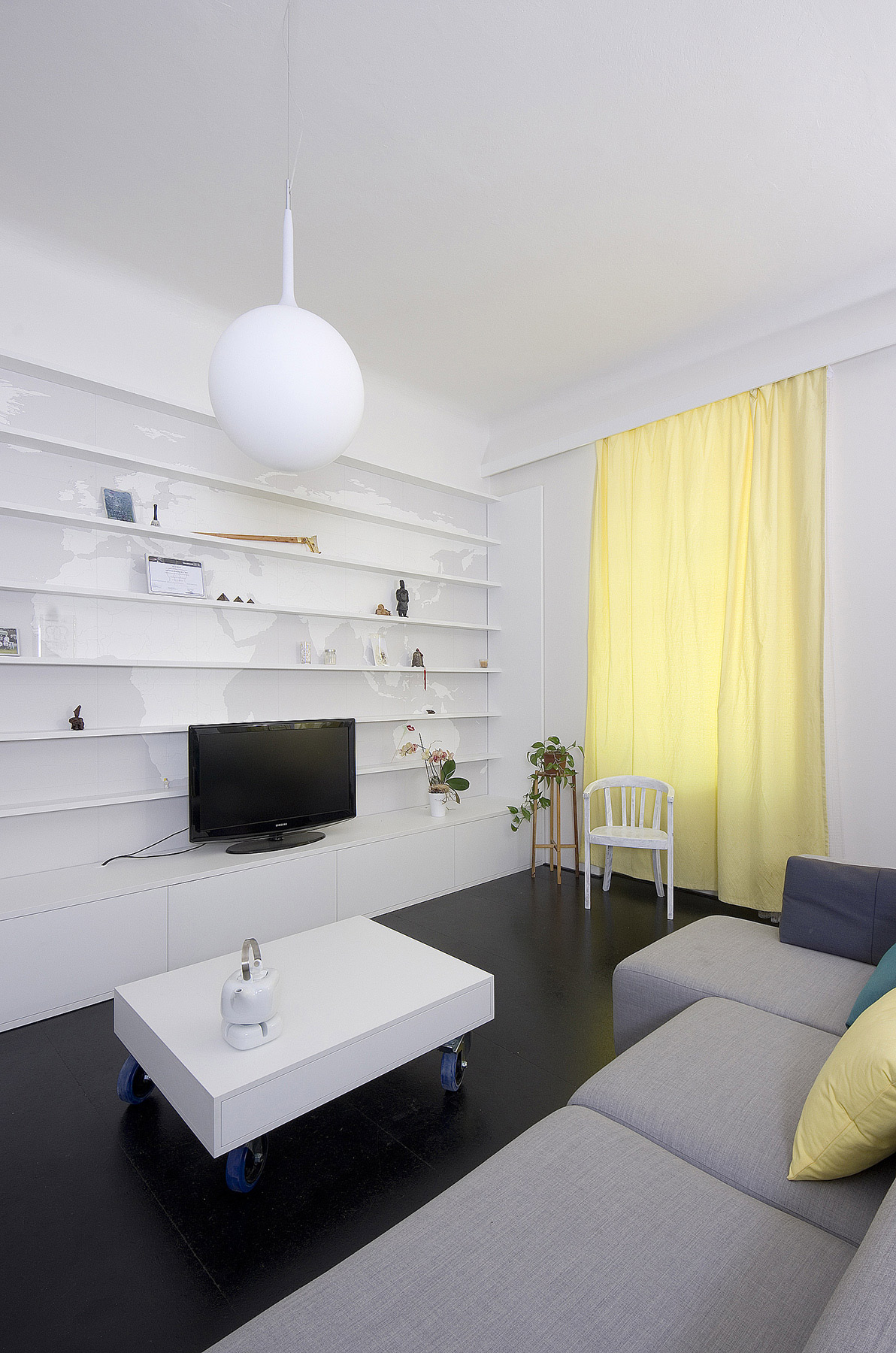 byt je v detailoch tónovaný do modro-žltej farebnosti