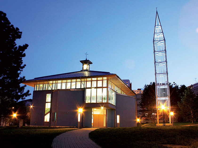 Zámok v Haliči (2015) Autori: Braňo Hovorka, Jaroslav Janek, Martin Paulíny, Miloš Pivko, Igor Teplan Zachovanie pôvodnej hmoty, využitie podkrovia a nových suterénov vyhĺbených do hradnej skaly. Zásadné je zastrešenie nádvoria sklenou kupolou.