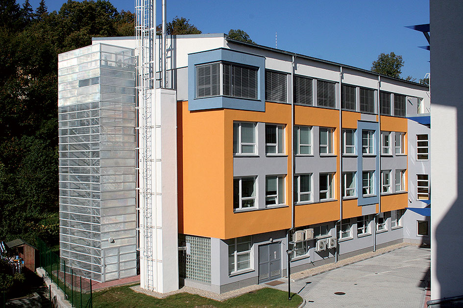 Kostol sv. Michala Archanjela, Banská Bystrica (2002, 2012) Autori: Eva Teplanová, Igor Teplan Architektúra kostola je založená na klasických kompozičných a tvaroslovných princípoch. Využitie centrálneho pôdorysu, bazilikálneho osvetlenia, samostatne stojacej kampanilly.