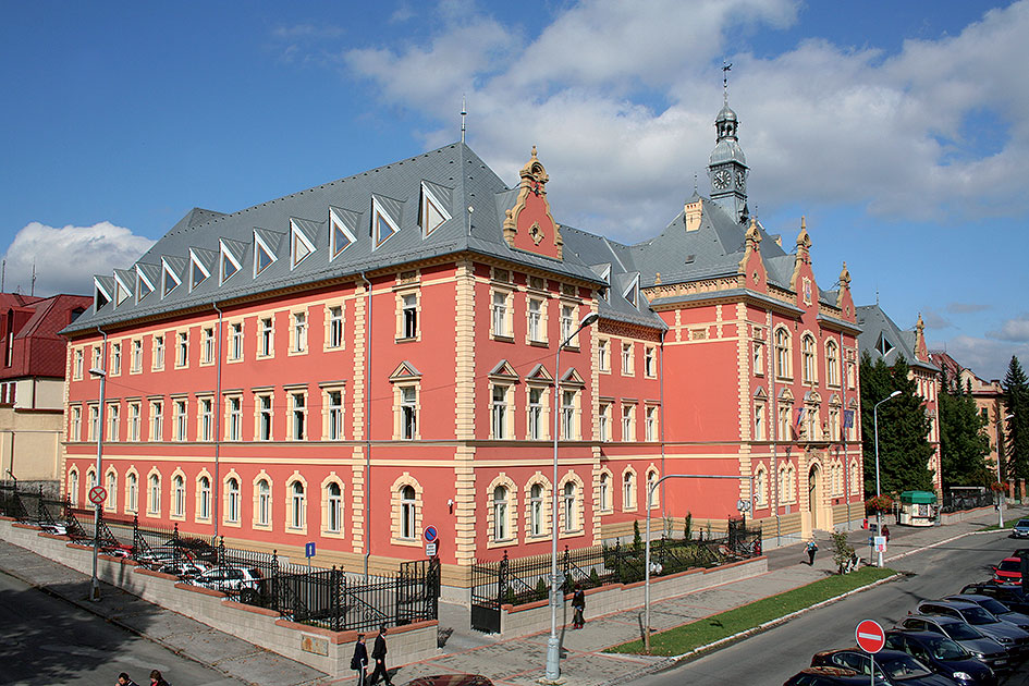 Dom smútku, Uhorské (2010) Autori: Eva Teplanová, Igor Teplan Východiskom návrhu je komunikácia s prostredím. Potlačenie konkurenčného postavenia voči neďalekému neskorobarokovému kostolu. Citácia „domu“, v ktorom sa človek rodí, žije a z ktorého odchádza.