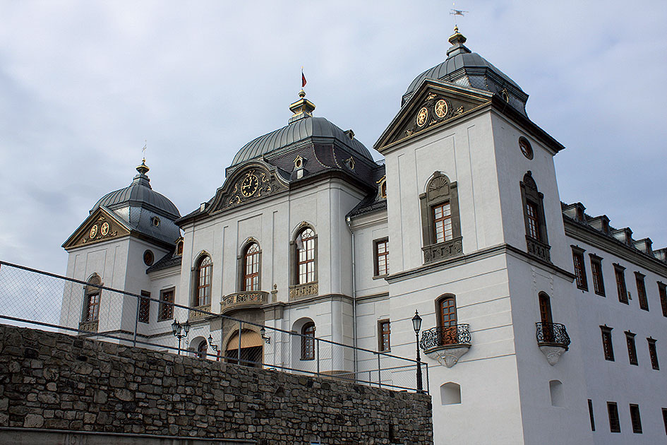 Fenix Dance Club (2012) Autori: Eva Teplanová, Igor Teplan Komorný priestor, ktorý po výbuchu granátu vyrástol z popola. Nosným motívom výtvarného riešenia je geometrická kompozícia vytvorená samotným autorom.