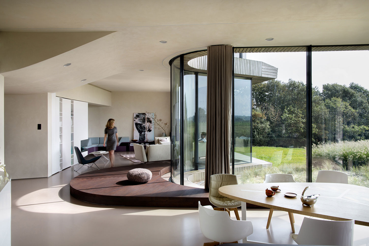 Schodisko pokračuje na vyvýšené prvé podlažie v prednej časti domu, kde je situovaná hlavná denná zóna a kuchyňa a stúpa do druhého podlažia.