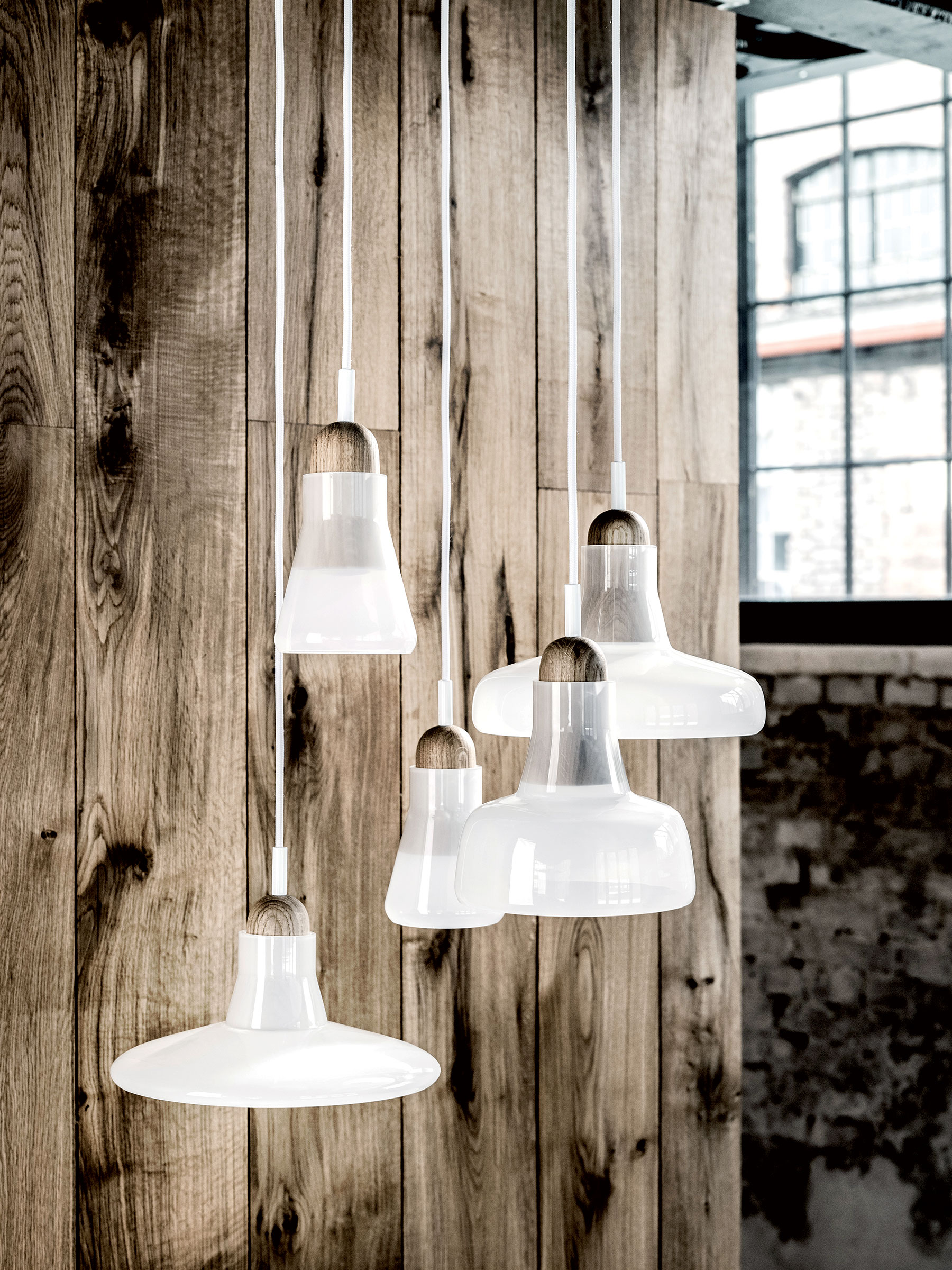 Harmónia rozmanitosti Kolekcia Shadows vzdáva hold francúzskym ateliérovým lampám, ako hovorí ich autorka Lucie Koldová, ktorá žije striedavo v Prahe a v Paríži. Zväzok tienidiel rôznych tvarov umožňuje variabilný spôsob prichytenia. Foto: BROKIS