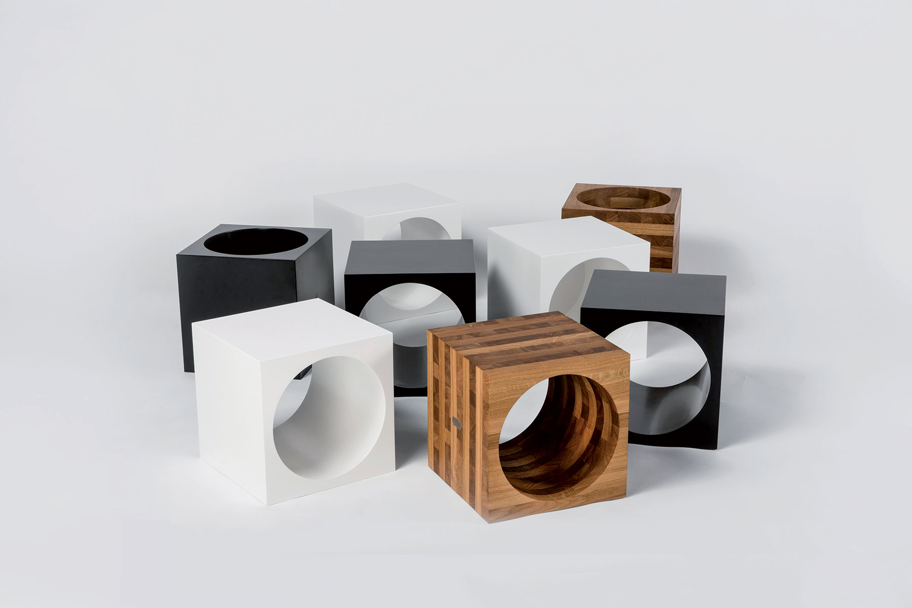 5 v 1 a možno aj viac Stolička, nočný stolík, nádoba na kvetináč, stojan na dáždniky, predeľovacia stena... Tento multifunkčný prvok navrhol dizajnér Matej Chabera pre kreatívcov, ktorí si nič nenechajú diktovať. Box 01 sa dá jednoducho meniť podľa potreby a inšpirácie. Foto: LUGI