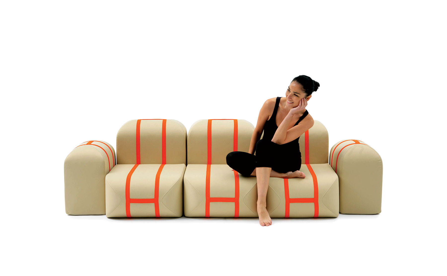 Pre návštevy Hostí očarí táto pohovka. Možno ju použiť ako osem samostatných sedačiek, ako kreslo s opierkami či ako posteľ. Skrátka presne podľa vašich potrieb. Pre značku Campeggi, ktorá ponúka ešte viac takých riešení, ju navrhla Matali Crasset. Foto: CAMPEGGI