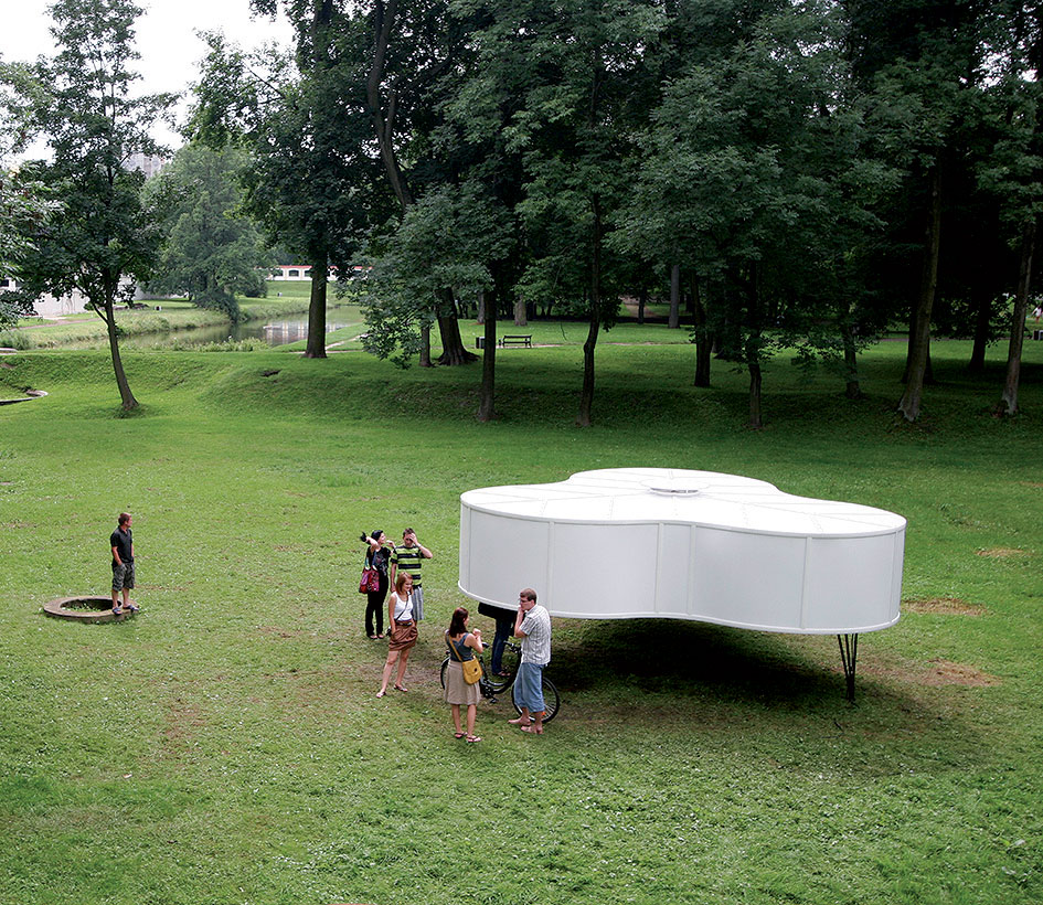 Collector (2010)  Je to robot založený na dvoch vzhľadom na seba náhodne sa otáčajúcich kolotočov. Na nich sú obrazy od neznámeho autora umiestnené bez zbytočných „ozdôb“ – diela sú teda najdôležitejšie.  Foto: Kamil Mrozowicz