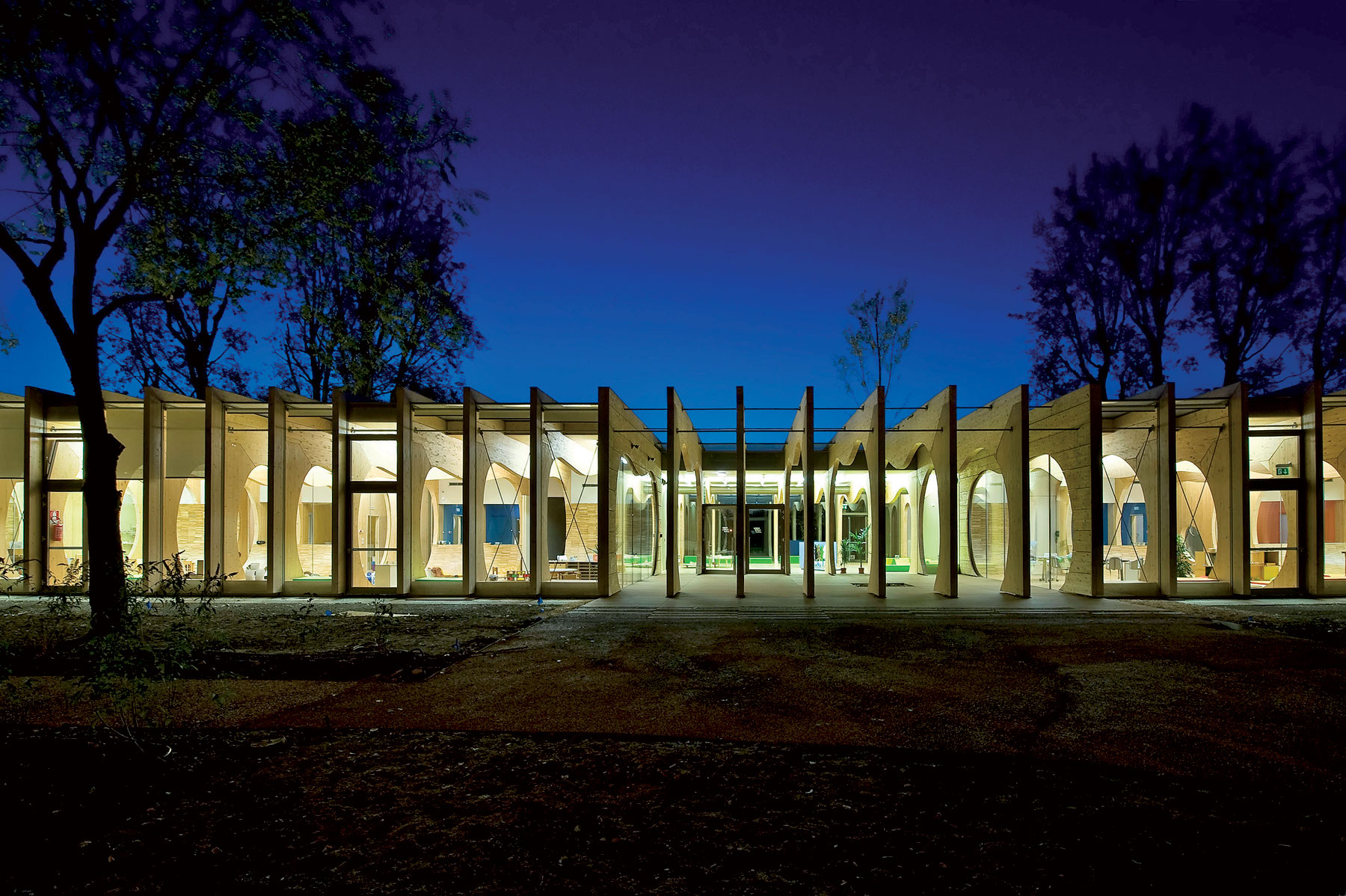 Architektonické stvárnenie škôlky je atraktívne aj pri večernom nasvietení.