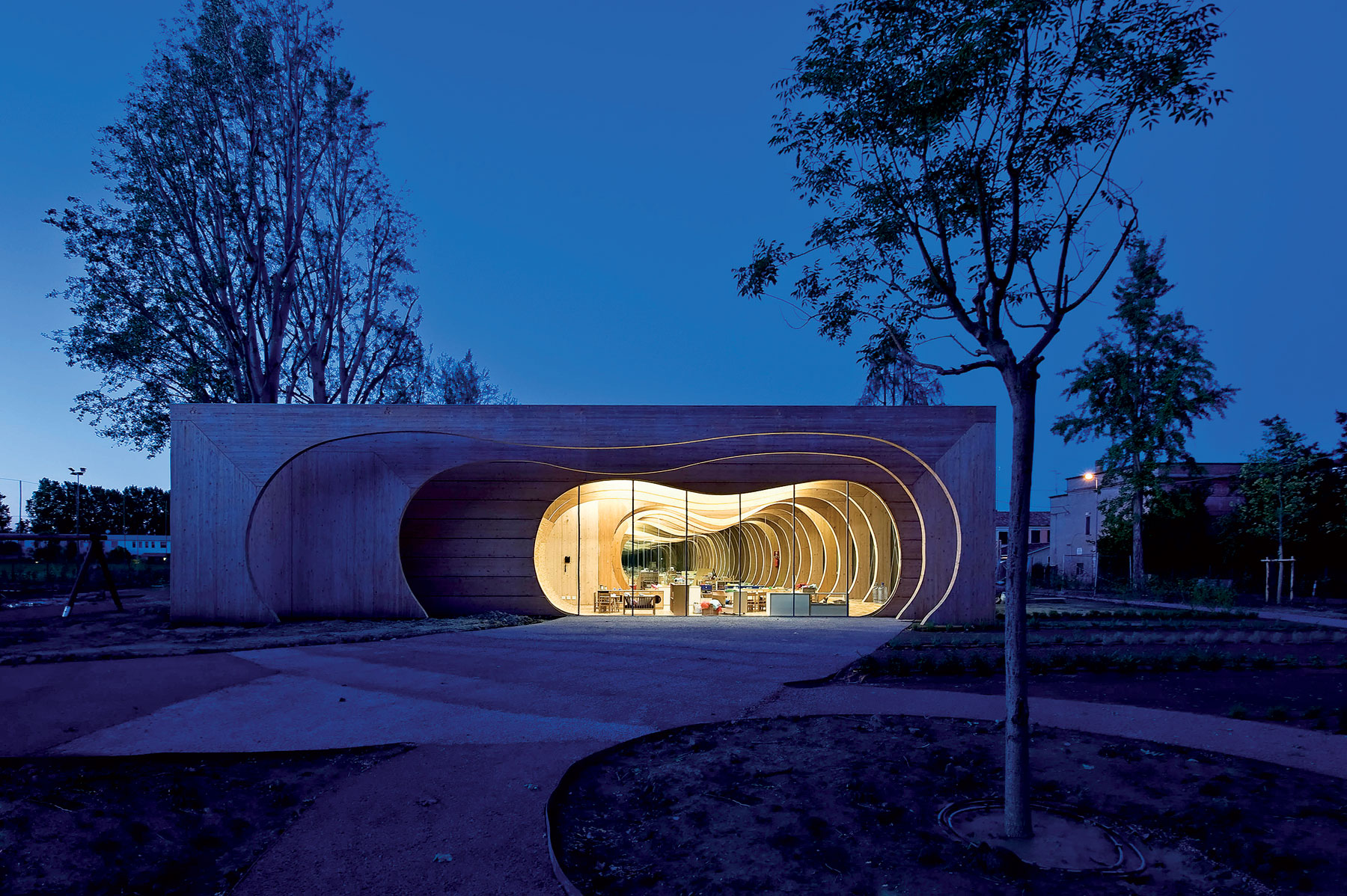 Netradičný tvar drevenej konštrukcie podnecuje fantáziu a ponúka veľa zaujímavých priehľadov.