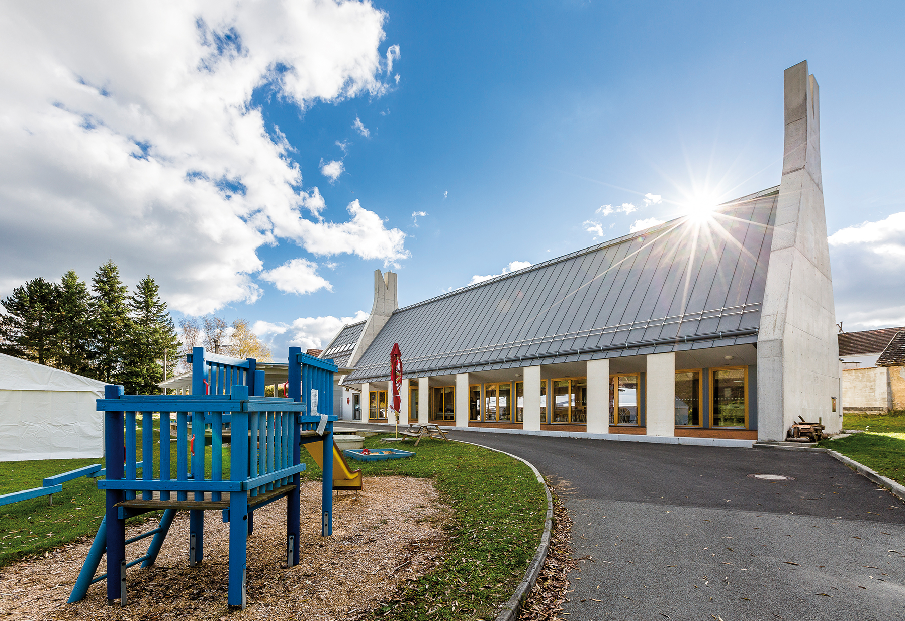 Kryté priedomie poskytuje priestor vonkajšej časti expozície.