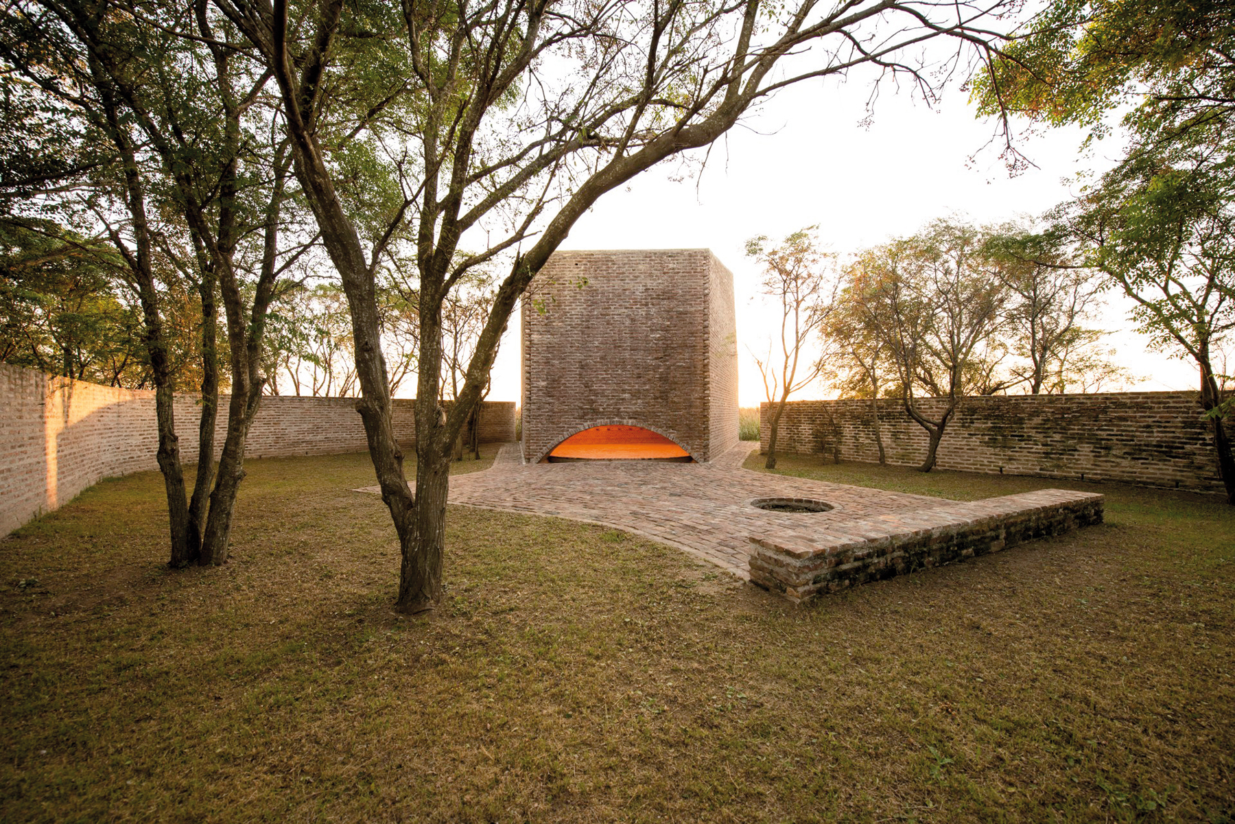 Architekti zapojili tradíciu a okolitú prírodu a vytvorili jej rámec na vzájomné prelínanie.