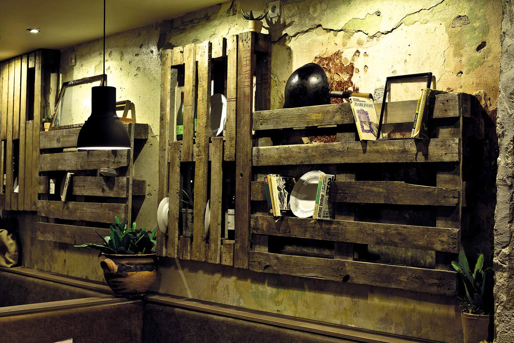 Autor návrhu nechcel riešiť interiér ako múzeum, ale snažil sa o atmosféru starého hostinca okolo roku 1700.