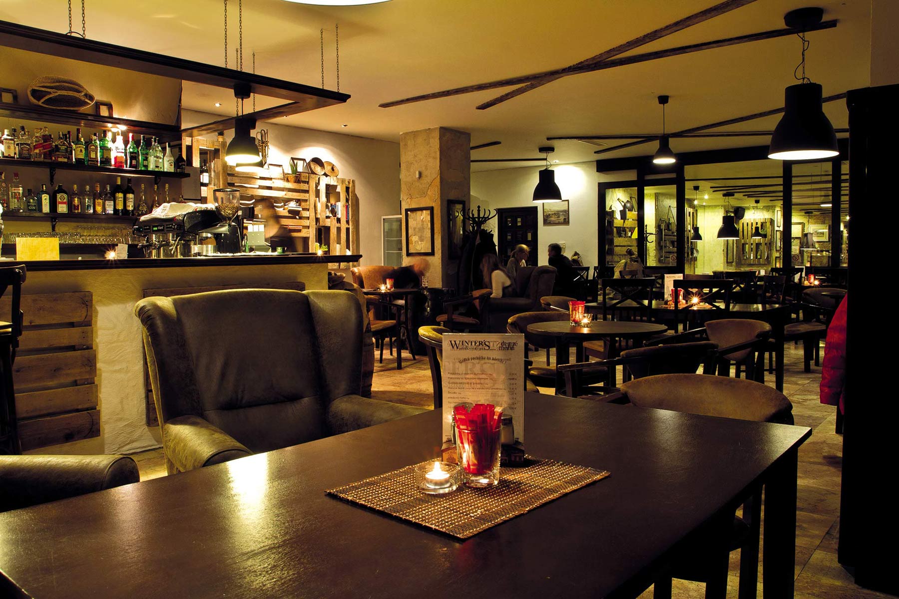 Winter’s výrazovo pripomína iný autorov návrh – kaviareň Paleta v outlete Voderady, ktorá časovo nasledovala po piešťanskej kaviarni. Podnik Winter’s má však oproti Palete zovretejší charakter. Je intímnejší vo výraze, pričom použitie surovej palety je oveľa úspornejšie.