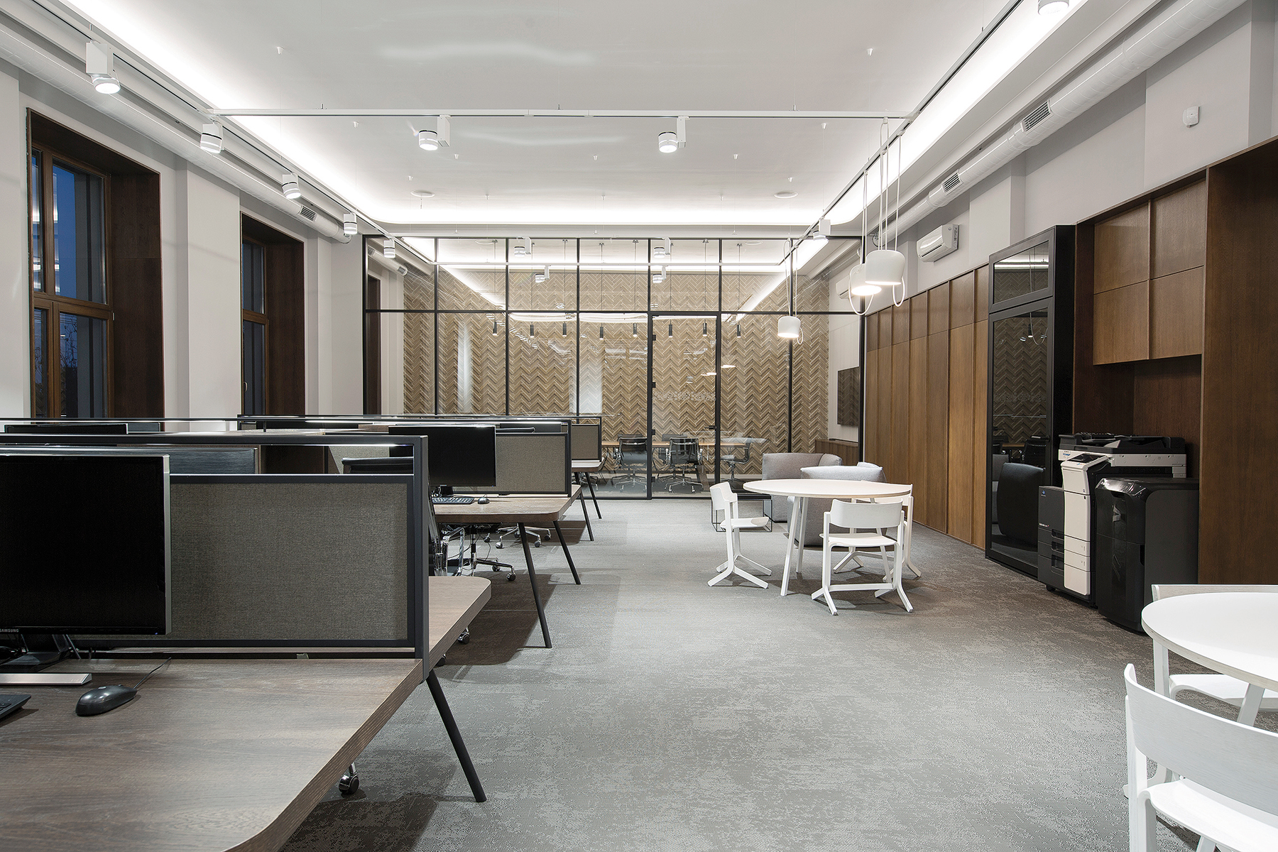 Priestor ateliéru s koncovou zasadacou miestnosťou. Súčasťou vstavaného nábytku na mieru sú zabudované telefónne miestnosti. Pracovné stoly sú výsledkom dizajnu autorov.