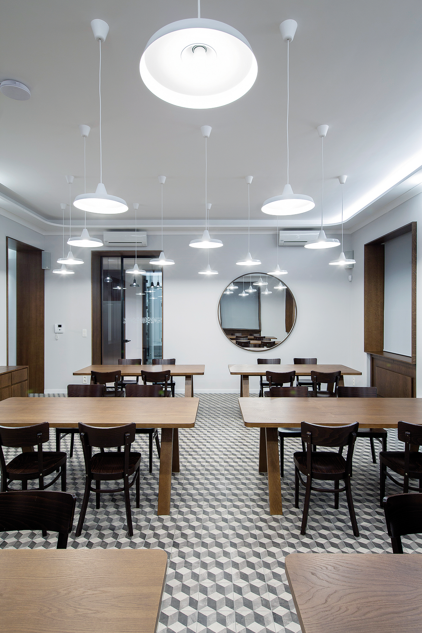 Pravidelný raster svietidiel dáva jedálni možnosť využiť ju aj ako multifunkčný priestor.