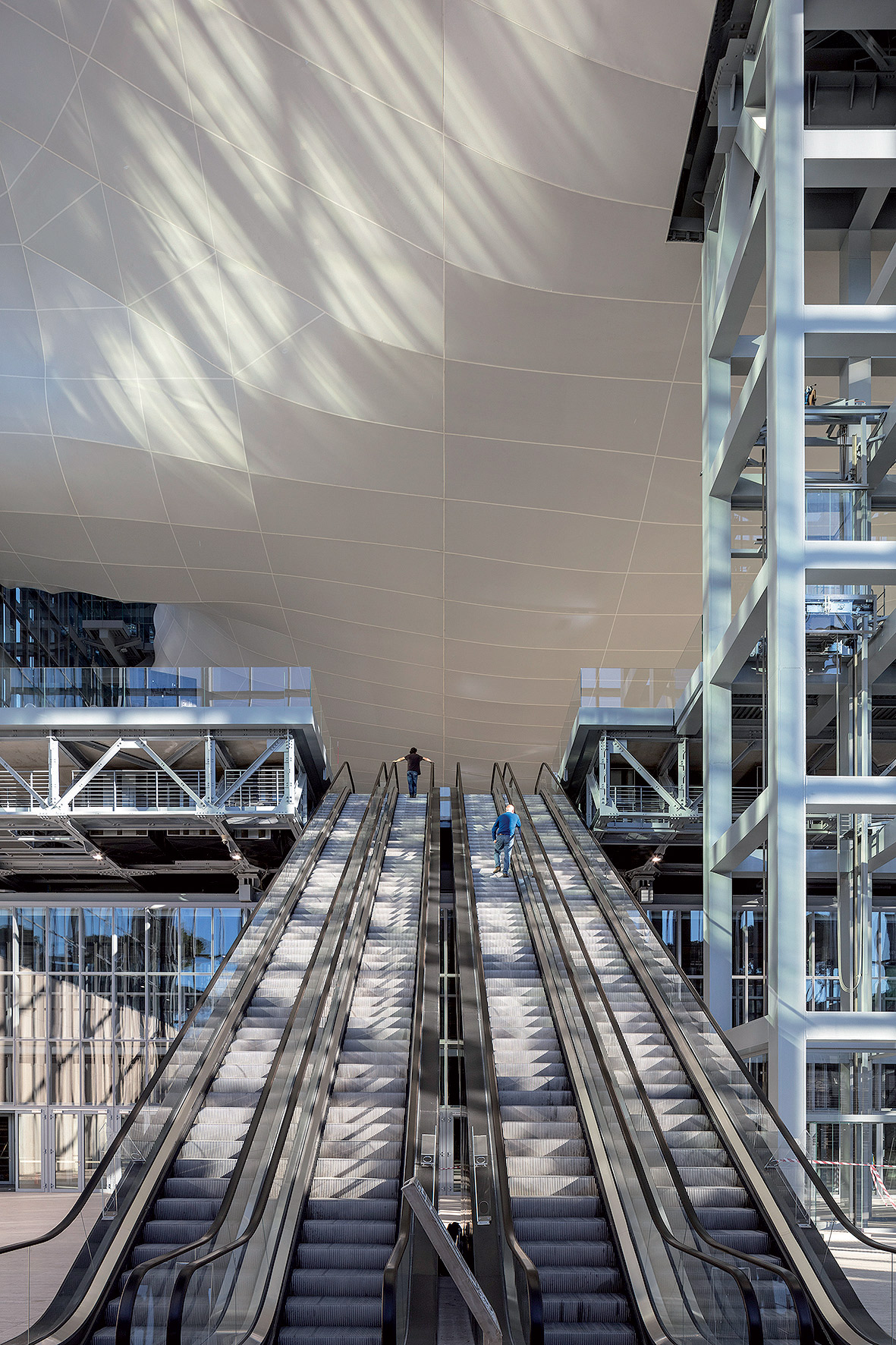 Takmer mimozemské pohľady – von z Oblaku a z mohutného eskalátora, ktorý stúpa s návštevníkmi priamo k Oblaku.