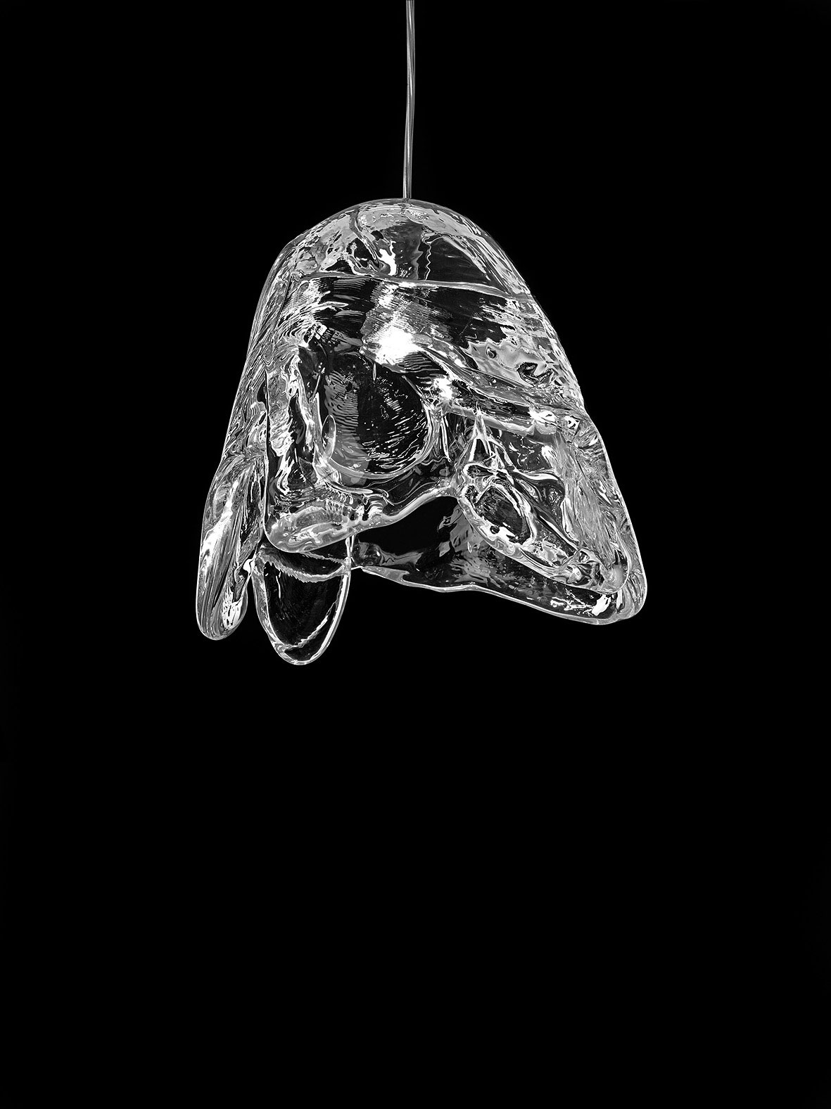 Maxim Velčovský: Frozen – umelecký riaditeľ spoločnosti Lasvit očaril touto kolekciou „zmrazených“ lámp nedávny veľtrh v Miláne.