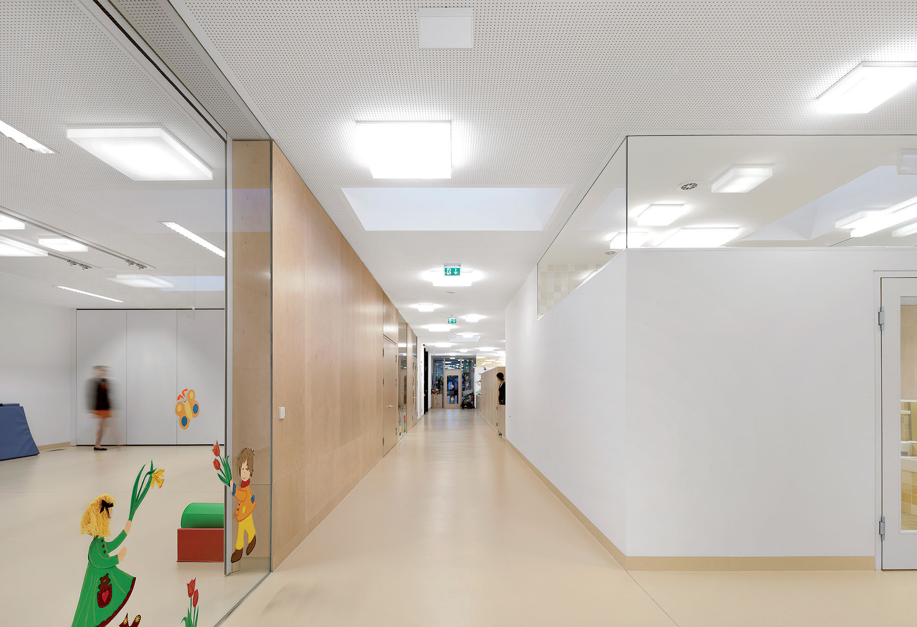 Svetlíky v streche privádzajú denné svetlo aj do priestorov uprostred dispozície.