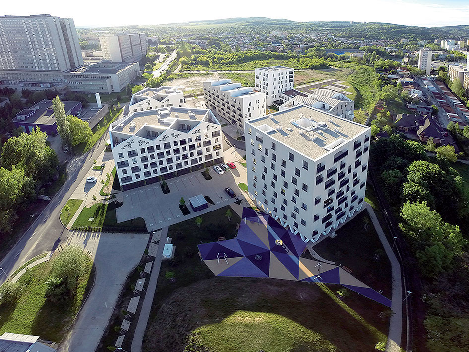 Obytný súbor Nová terasa, Košice, 2013 Autor: Vallo Sadovsky Architects Architektúra novej štvrte vychádza z jednoduchých a jasných tvarov s prihliadnutím na jedinečnosť každého domu. Foto: TOMÁŠ MANINA