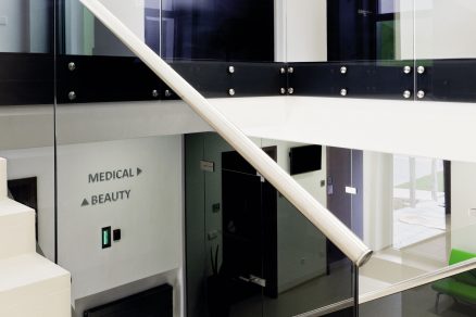 01 Schodiste a sklennene steny sklo planibel sedy foto zdoj J.A.P. Slovakia 2