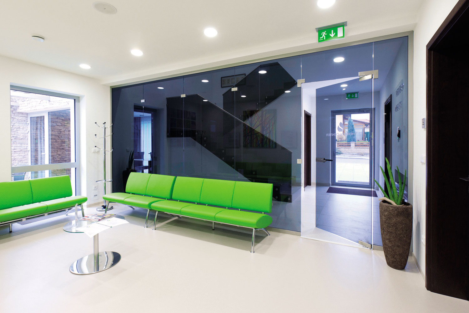 Tónované sklo decentne oddeľuje priestory s odlišnou funkciou, zároveň však ostávajú vizuálne prepojené.