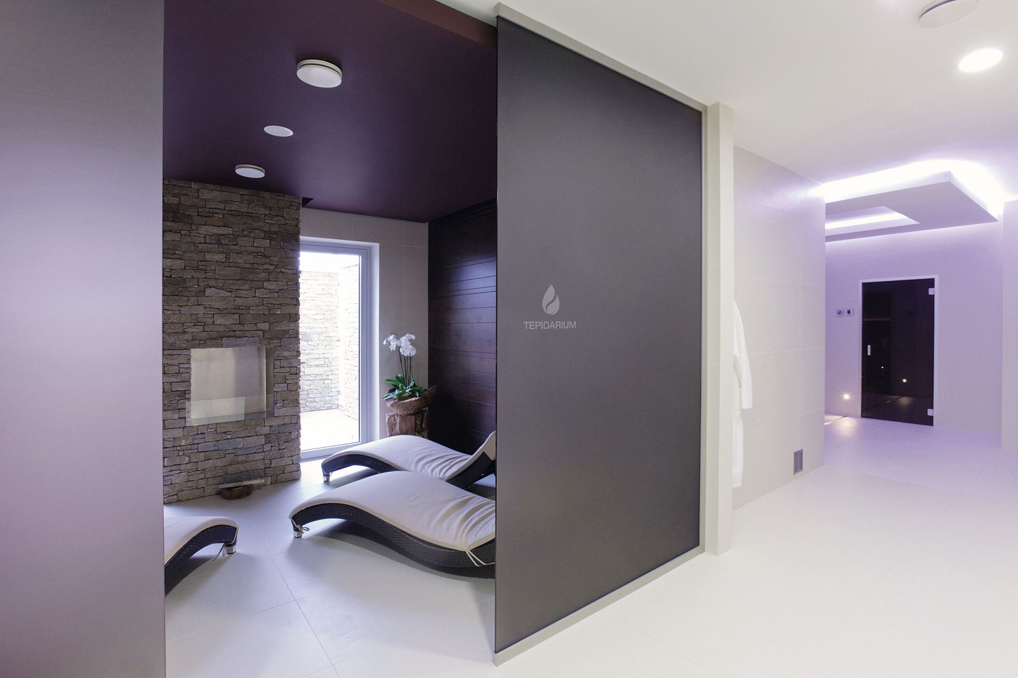 Atmosféru relaxu a oddychu v tepidáriu navodzuje zamatovo hebký povrch skla z vonkajšej strany.