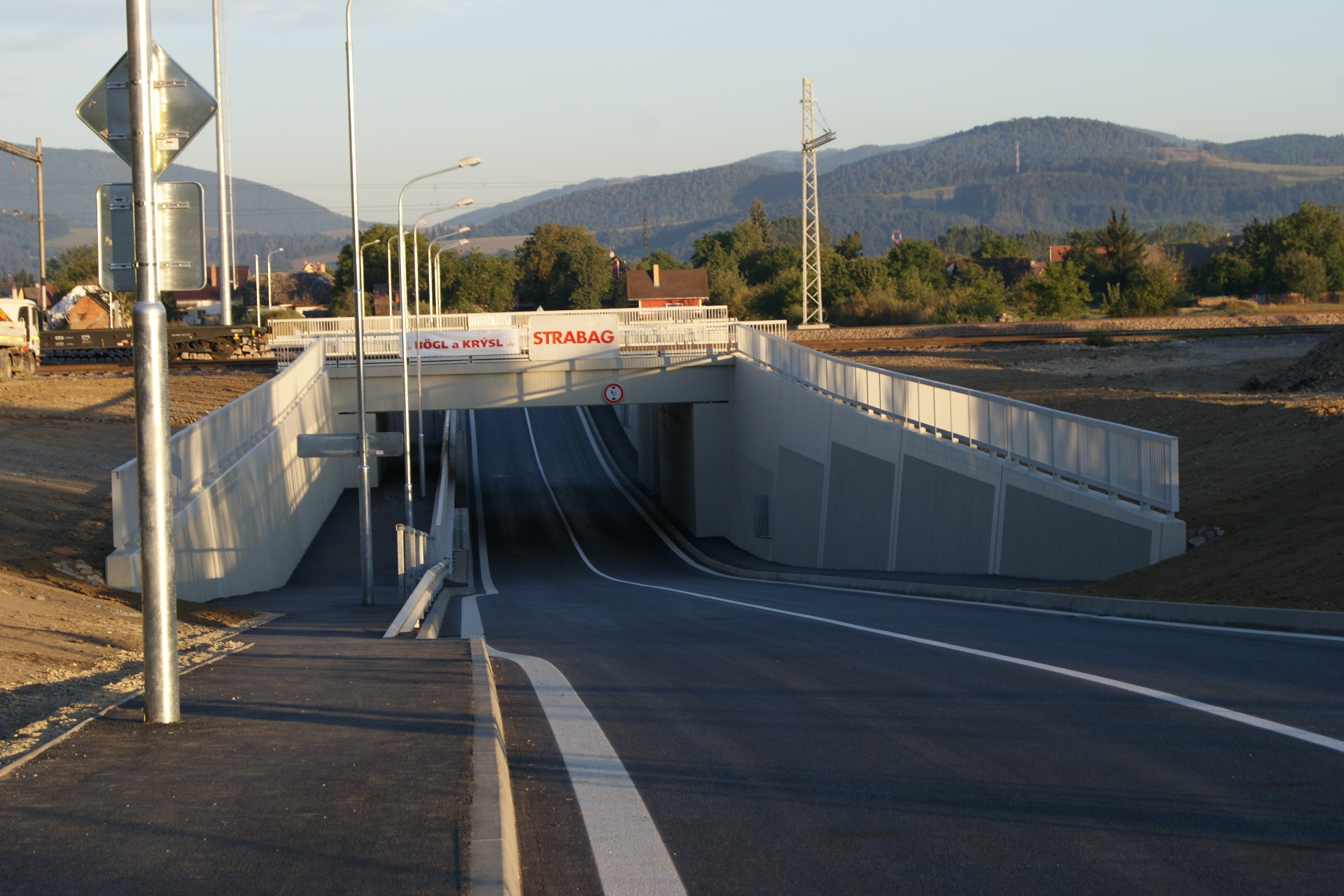 zst. Ladce  cestny nadjazd1