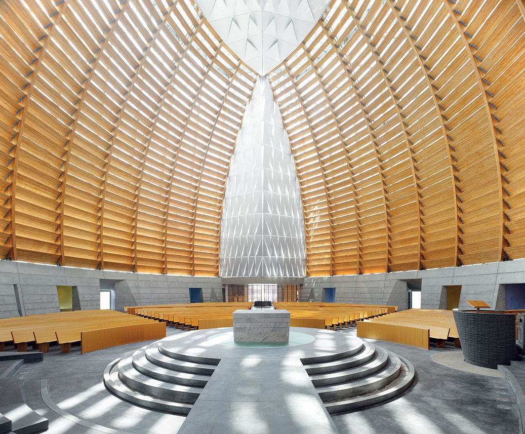 Pohľad na oltár od západu, vyvýšený podstavec okolo oltára je zasklený, čím umožňuje preniknúť prirodzenému svetlu až do mauzólea a osvietiť katafalk, v pozadí interiérové stvárnenie vstupnej fasády, alfa okna. Foto:© Skidmore, Owings & Merrill LLP | Cesar Rubio, 2013. All rights reserved