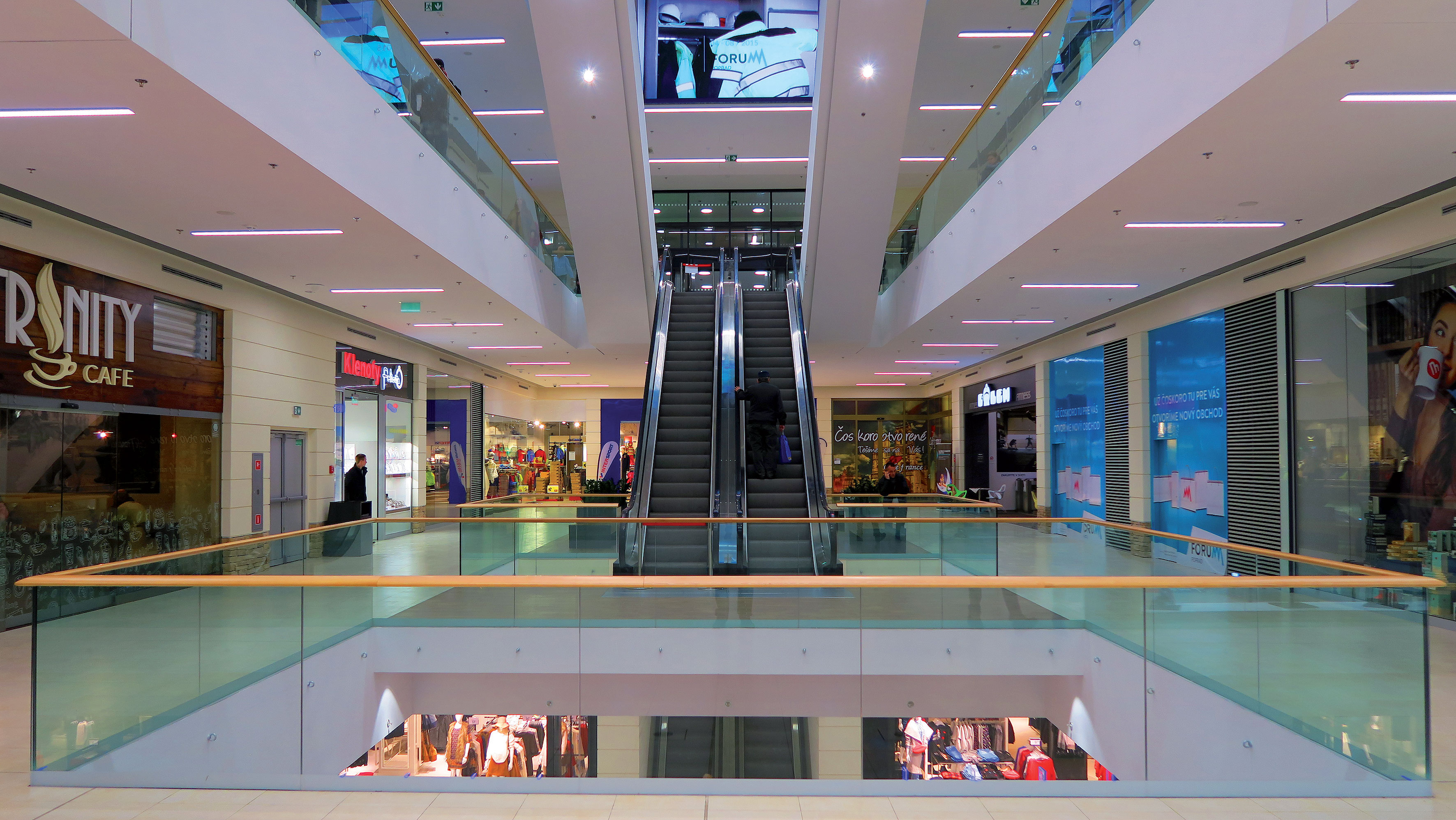 V interiéri architekti pokračujú v tvarosloví nákupnej ulice.