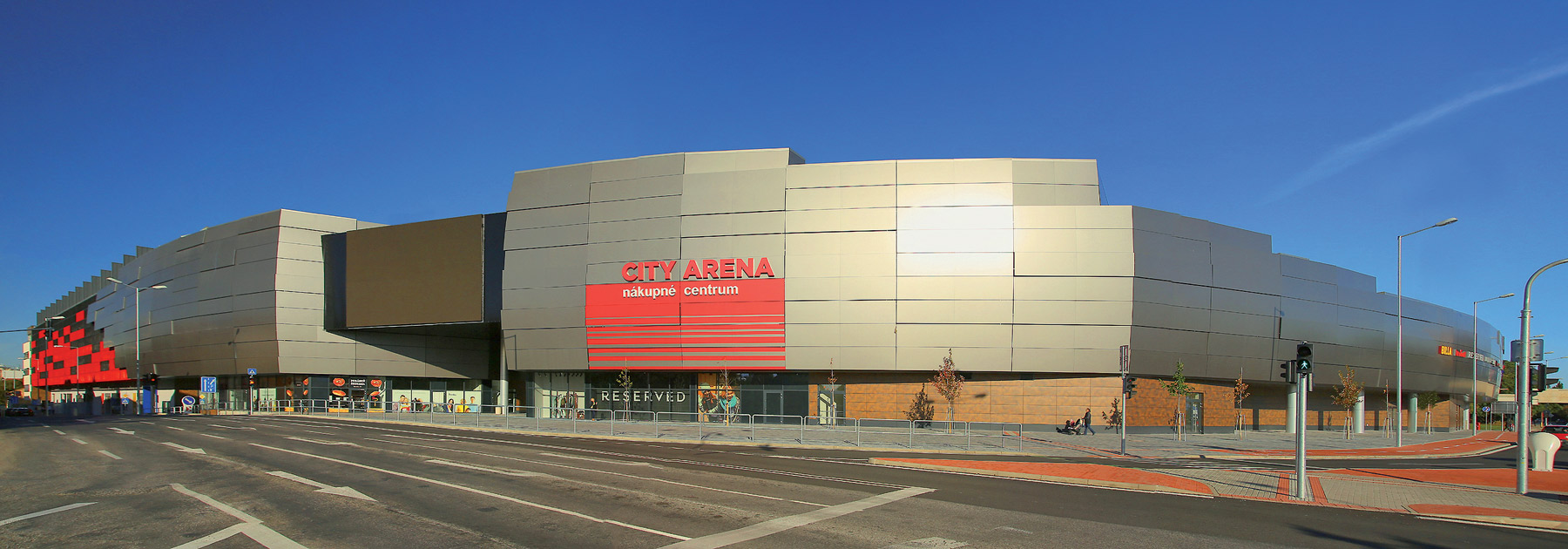 Na odvetranej fasáde sú použité kompaktné dosky Fundermax Exteriér, ktoré vytvárajú súvislý exteriérový obklad.