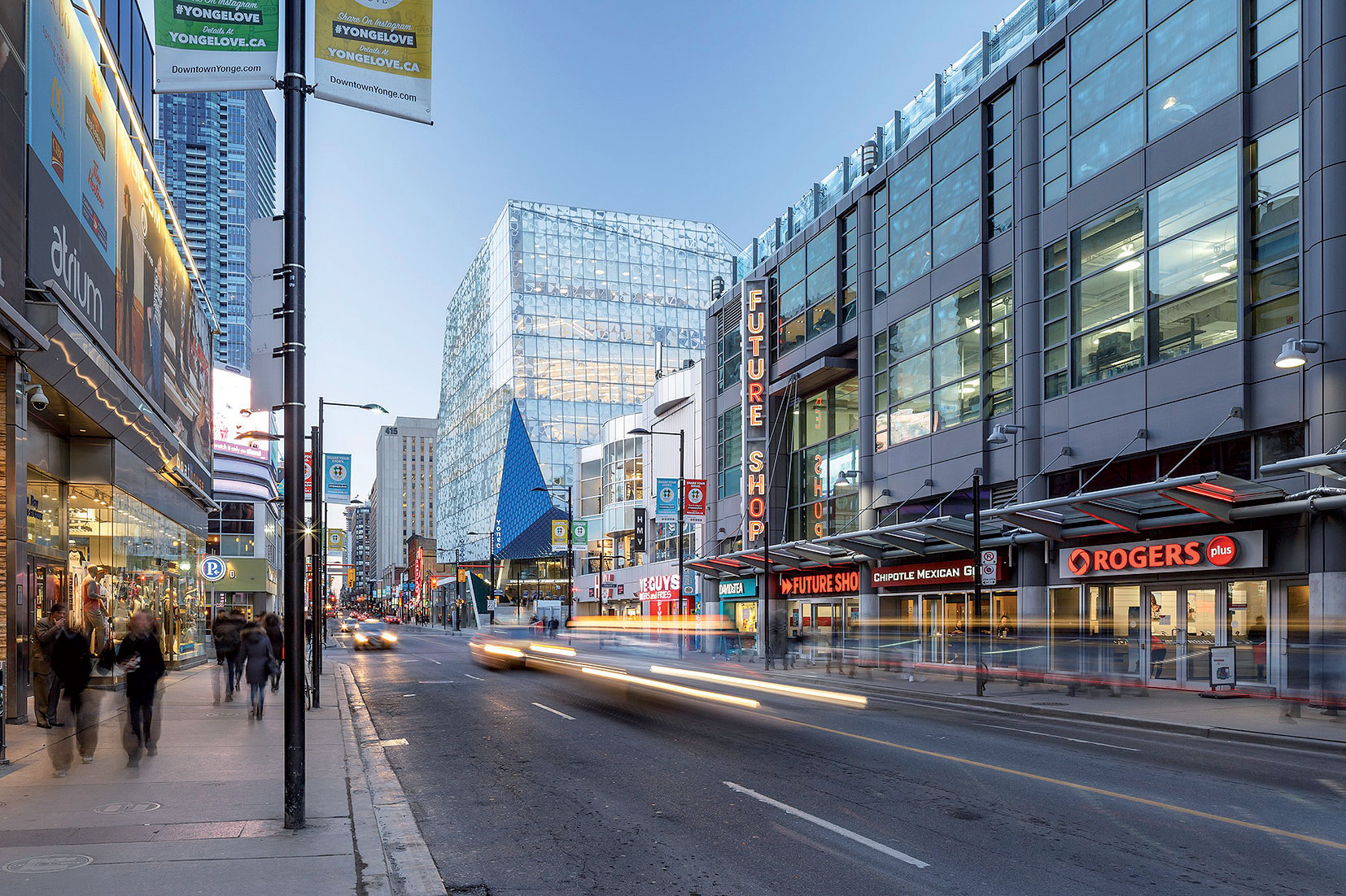 V uličnej zástavbe sa študentské centrum vyníma ako kryštál