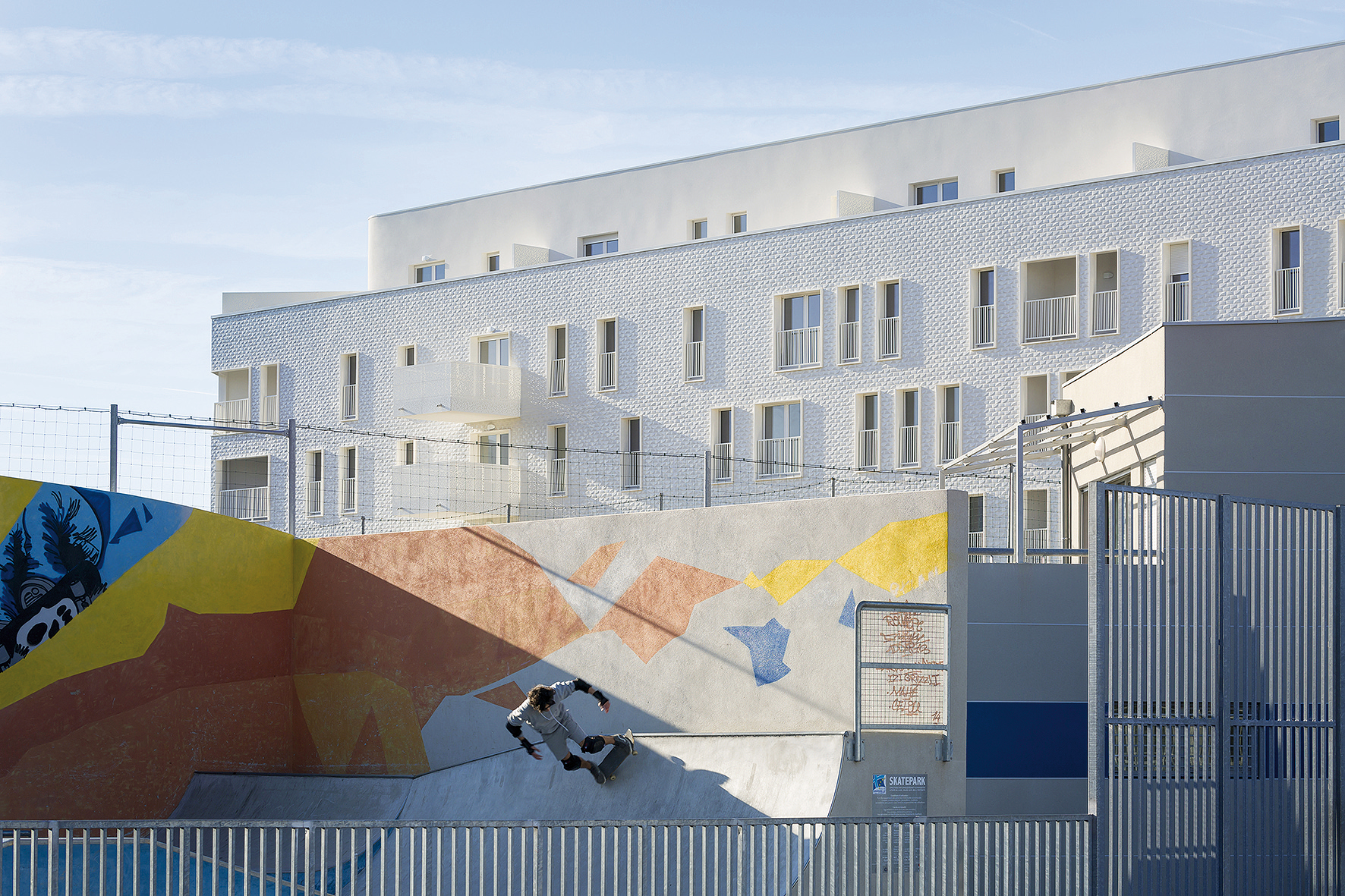 Kontext obytného domu: moderný skejtpark na severe