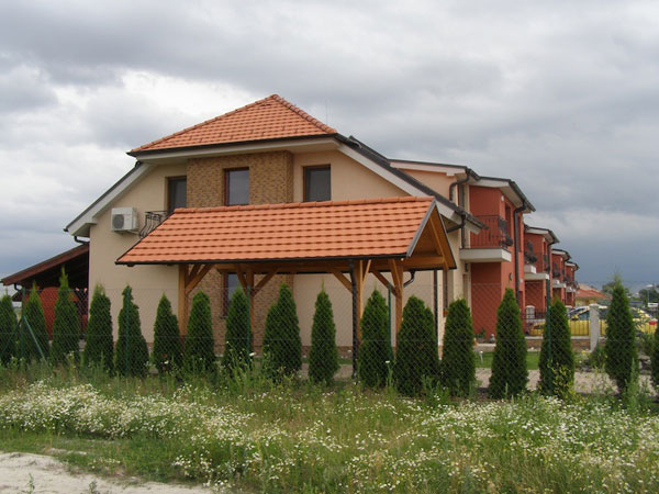 osem rodinnych domov v radovej zastavbe 5245 big image