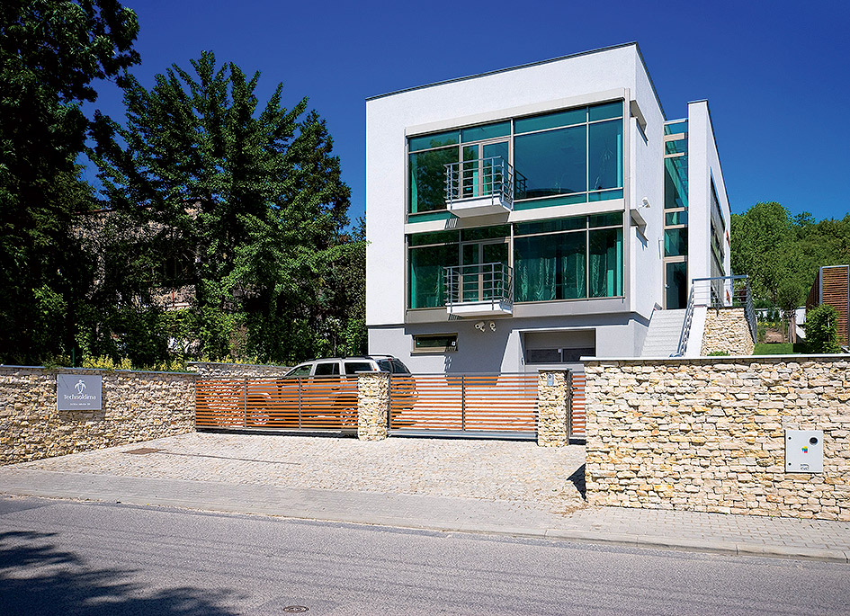 Technoklíma, Bratislava (2006 - 2009) Malý administratívny objekt (asi 400 m2) situovaný v Karlovej Vsi (spolu s P. Topinkom, M. Frohlichovou)