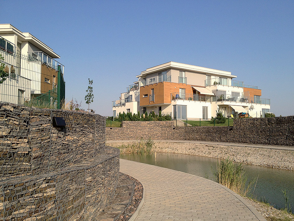 Senec Gardens (projekty 2007 - 2008, vo výstavbe) Obytný súbor s rozlohou 14 hektárov využíva prírodné danosti lokality (spolu s P. Topinkom, M. Kemeňovou).