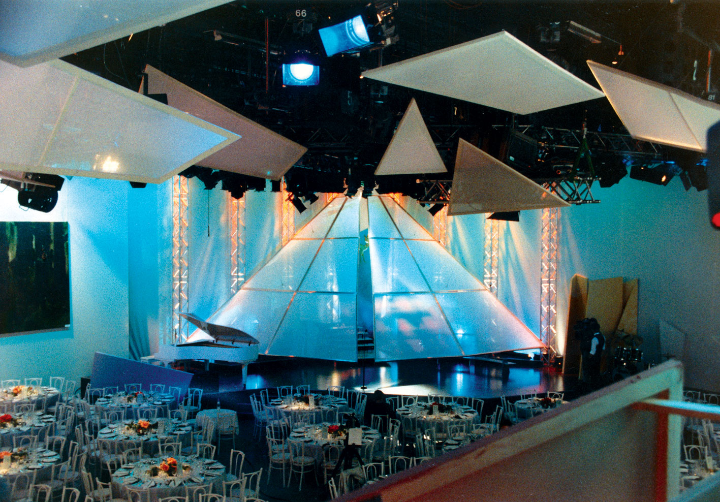 TV scéna a zariadenie štúdia „Bambi“, Mníchov, 1988 – 1989 (s IDP) Víťazstvo v súťaži pre prestížne podujatie s veľkou publicitou v Nemecku. Išlo o prvú autorovu prácu v Nemecku. Foto: IDP