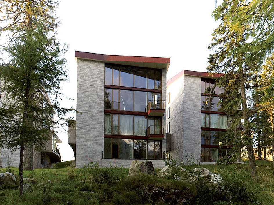 Bývanie v horách , Štrbské pleso, 2012 (s M. Černom, G. Maiom) Výnimočná poloha, panoramatické pohľady a blízke historické budovy boli inšpiratívnymi témami pre tvarovanie a dizajn fasád a pre riešenie pôdorysov jednotlivých obytných budov. Foto: SIMONE ROSENBERG