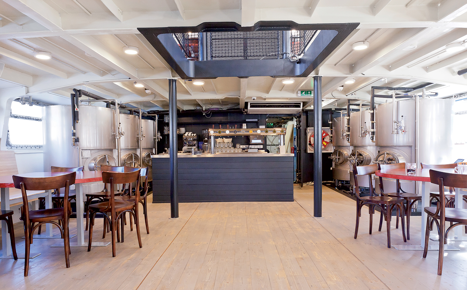 02 alexandra timpau lod pivovar Decin 0799