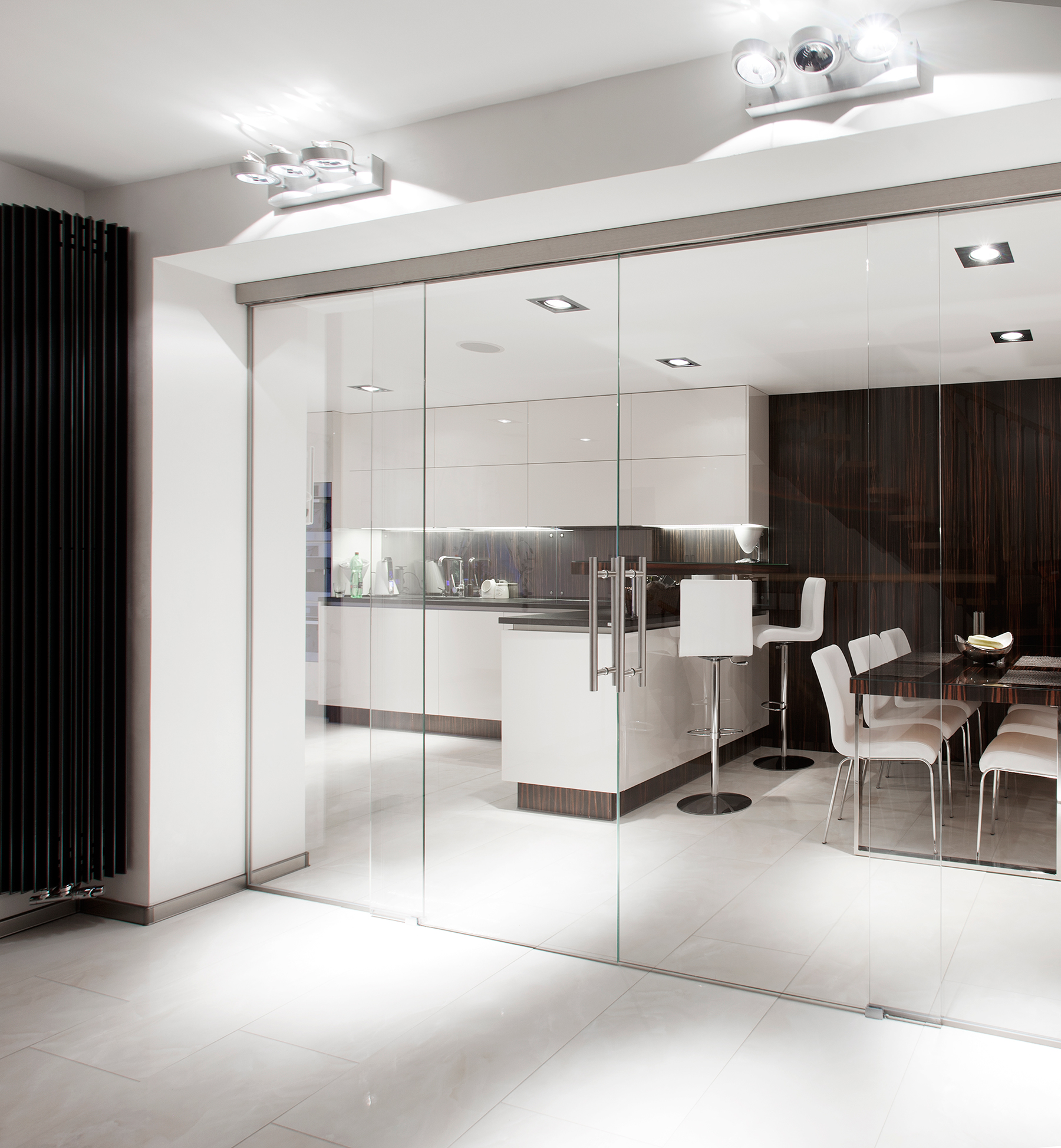 Systém TRIX ONE – dvojkrídlové dvere posúvajúce sa po bočnej sklenej fixnej tabuli