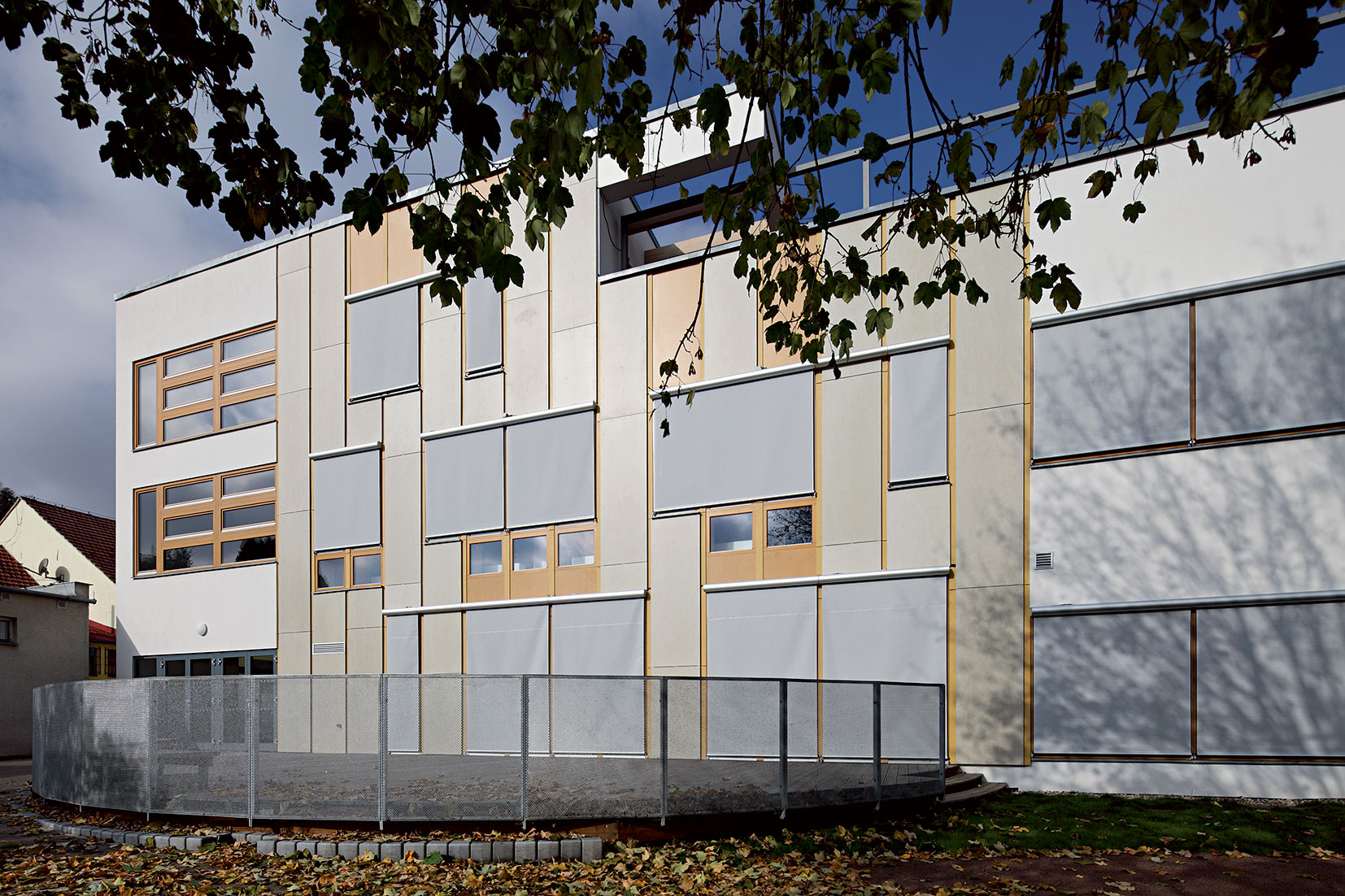 Juhovýchodná fasáda – prízemie materskej školy nadväzuje na záhradu s terasami pred herňami.