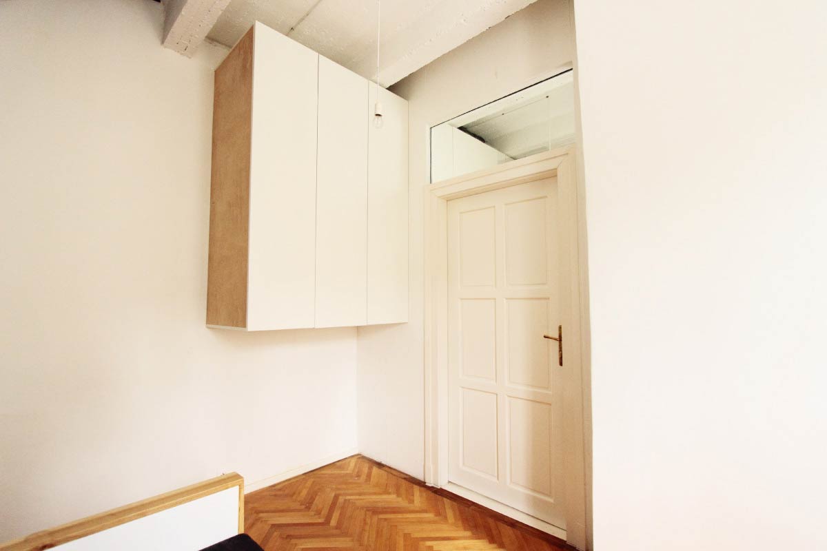 Tým sa dosiahla vysokonosná konštrukcia s veľkými svetlíkmi a „zavesenými“ skriňami.