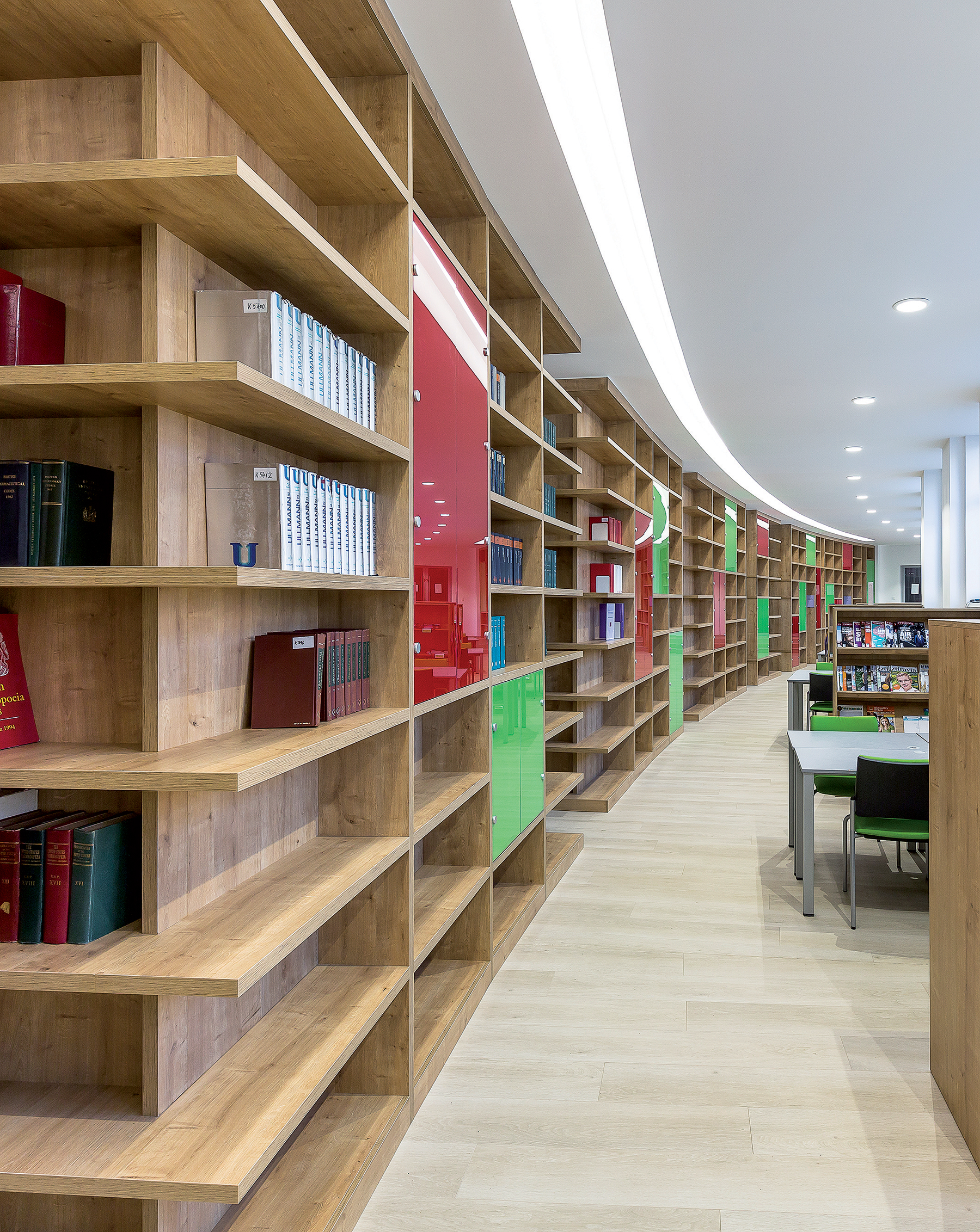 Regály vo voľnom výbere sledujú segmentovú dispozíciu architektúry.