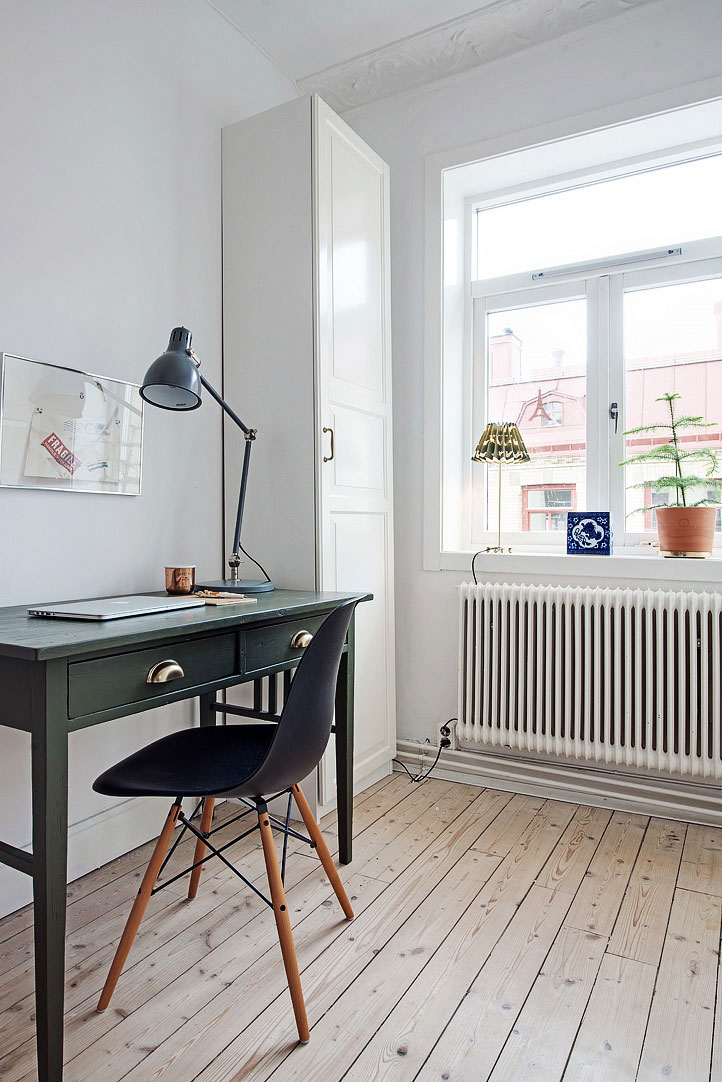 Jednoduchý pracovný kútik spĺňa požiadavky na občasnú prácu z domu.