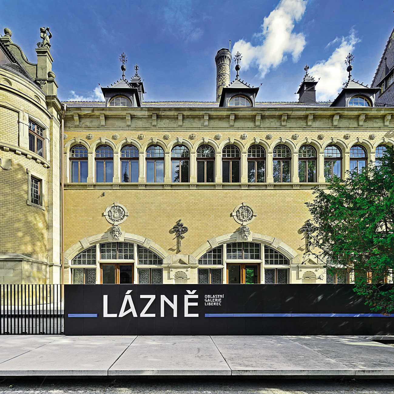 Architekti pracovali pod drobnohľadom pamiatkarov. Tí umožnili radikálne zmeny a vstup nových materiálov, ale trvali aj na dôslednom zachovaní rôznych detailov.