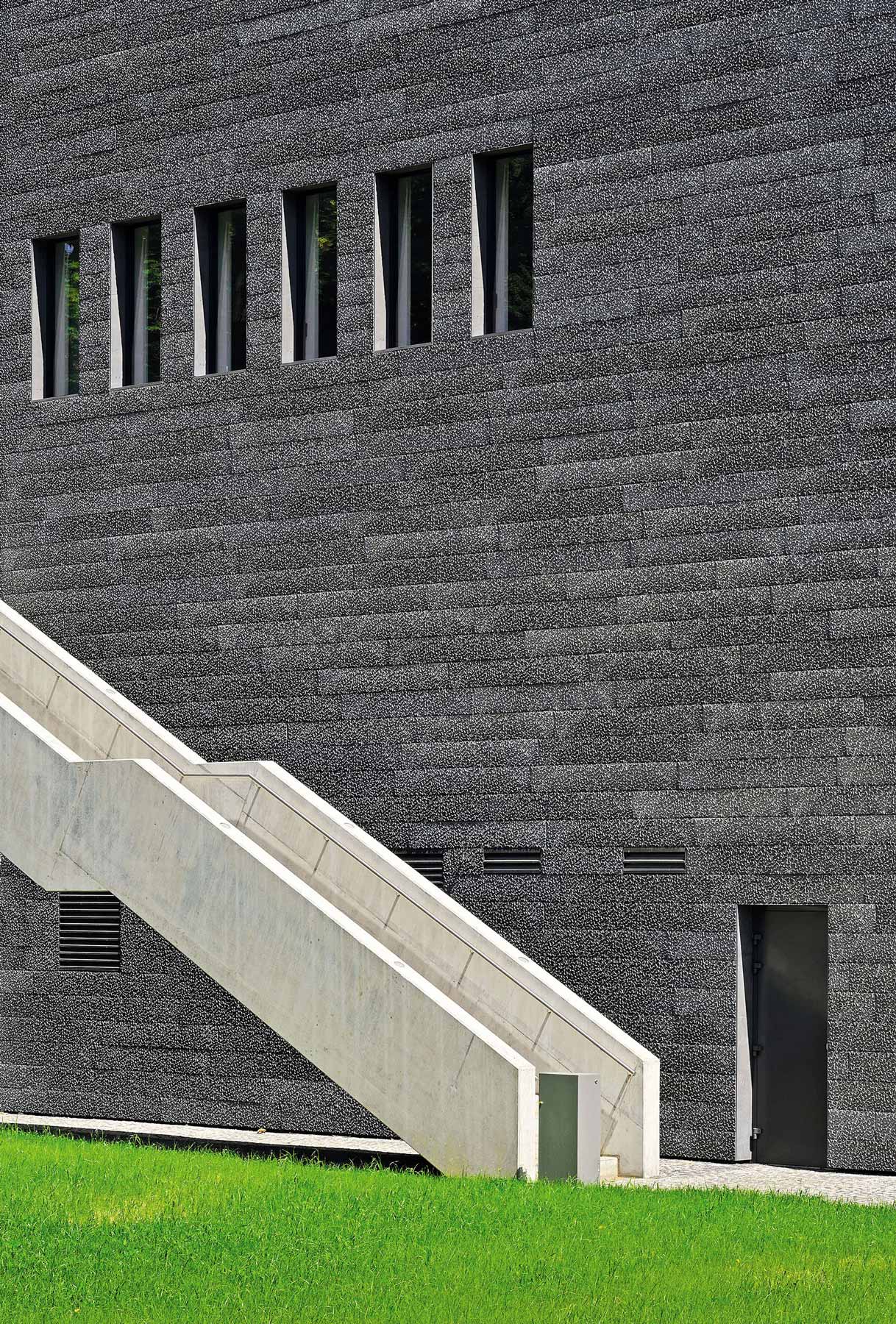 Prístavbu depozitára s hliníkovou fasádou poňali architekti ako kódovaný odkaz ďalším generáciám.