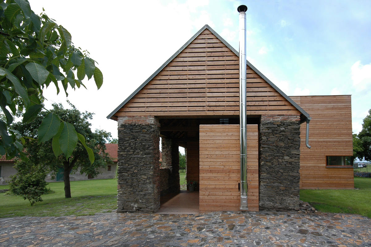 Pri východnom štíte v prízemí sa nachádza kotolňa prístupná z priedomia