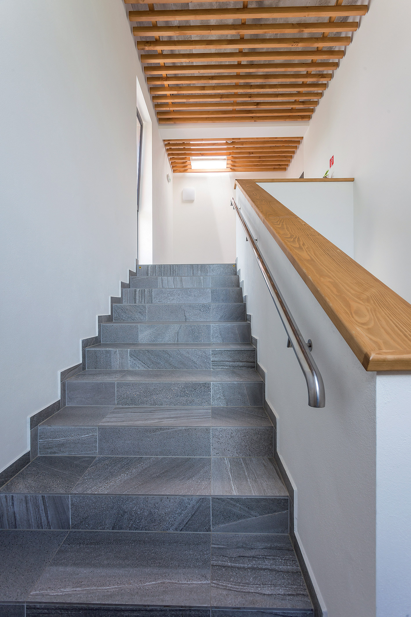 Vstup do administratívnej časti s vtipným prekrytím stropných inštalácií.