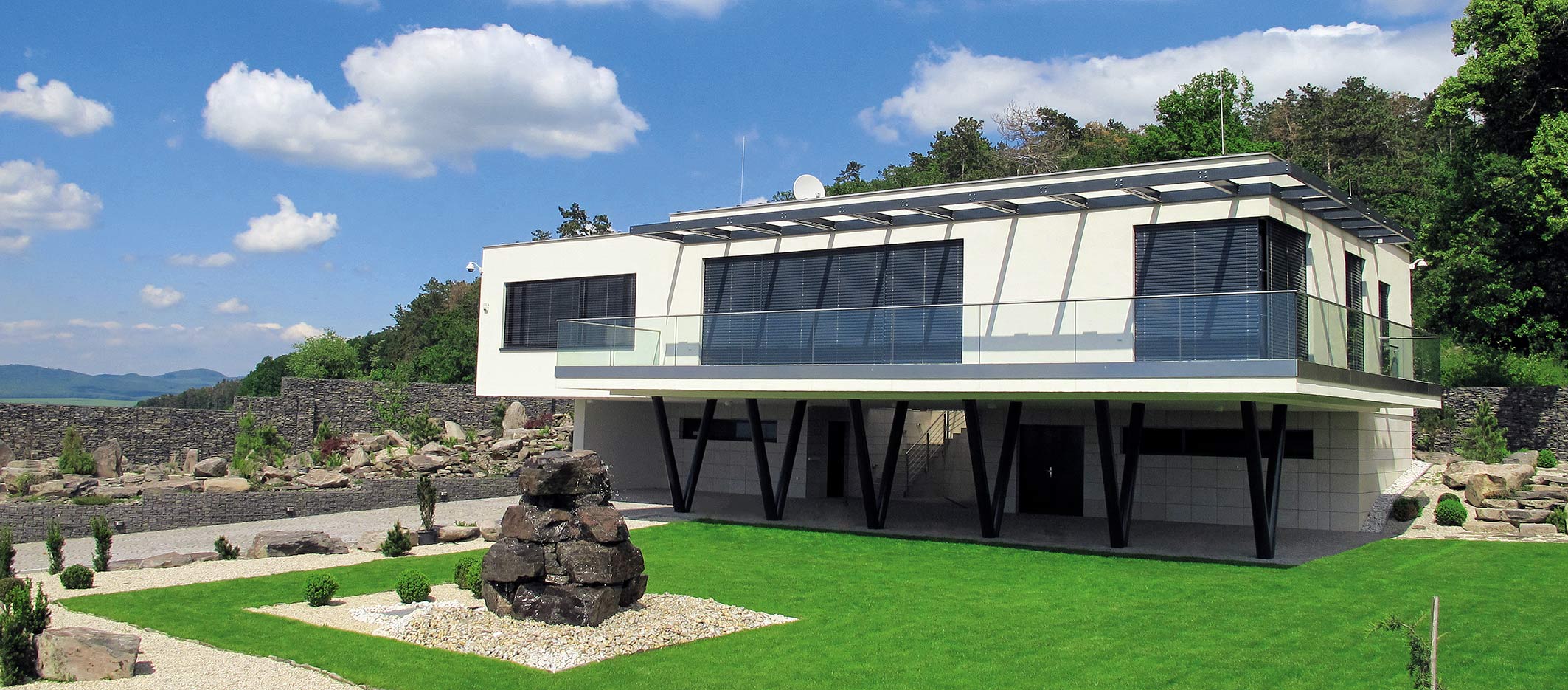 Dom na samote s výhľadom využíva parametre miesta, na ktorom stojí. Je sebavedomý i pokorný, súčasný, ale aj spätý s prírodou.