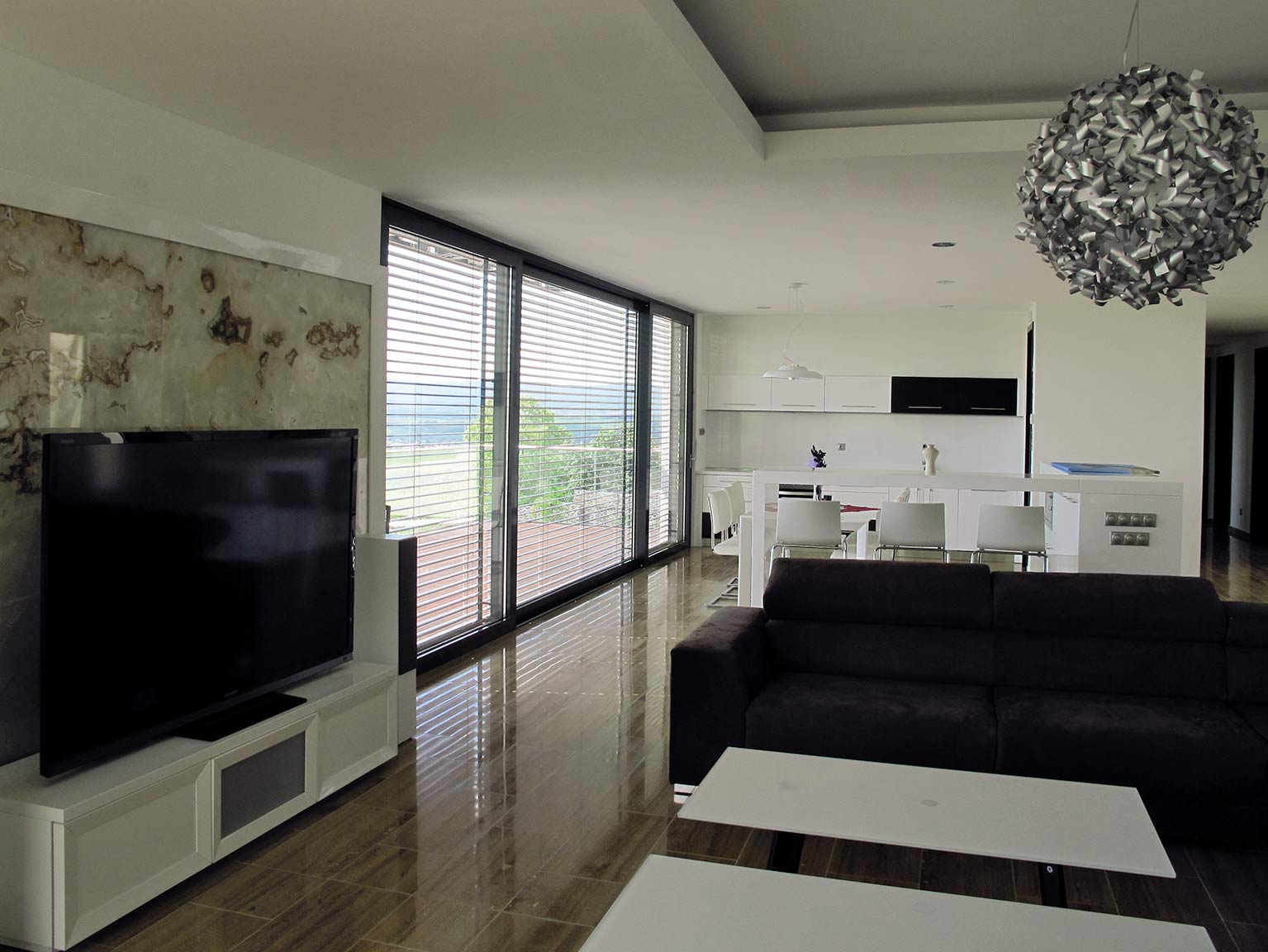 Pri pohľade z interiéru sa ponúka pôsobivý panoramatický obraz krajiny, ktorej horizont lemuje aj nitriansky Zobor.